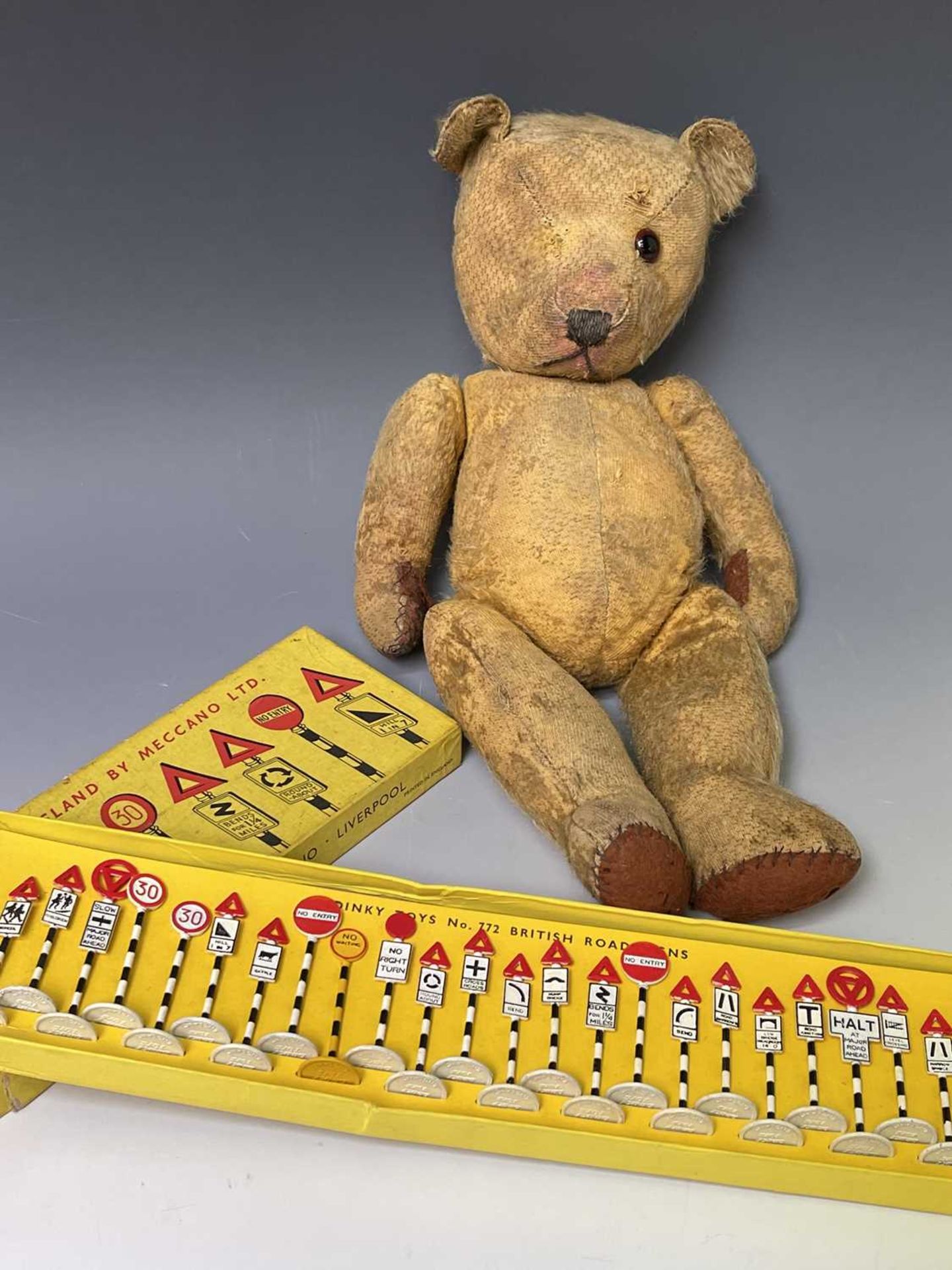 Dinky Toys: British Road Signs & Teddy Bear Lot comprises a complete Box no.772 of 24 circa 1960's - Image 4 of 4