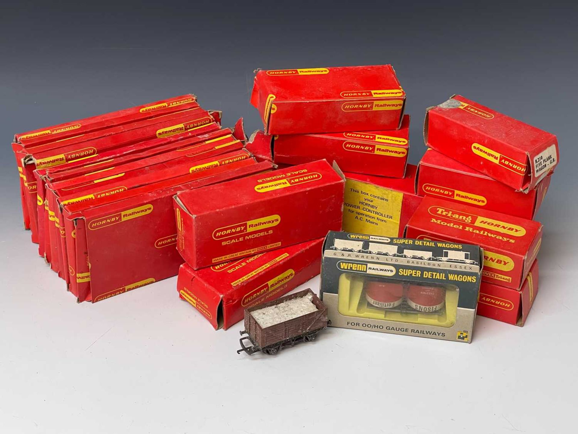 OO Gauge Hornby / Wrenn Model Railways. Lot comprises eight boxed Hornby Wagons, a Wrenn wagon,