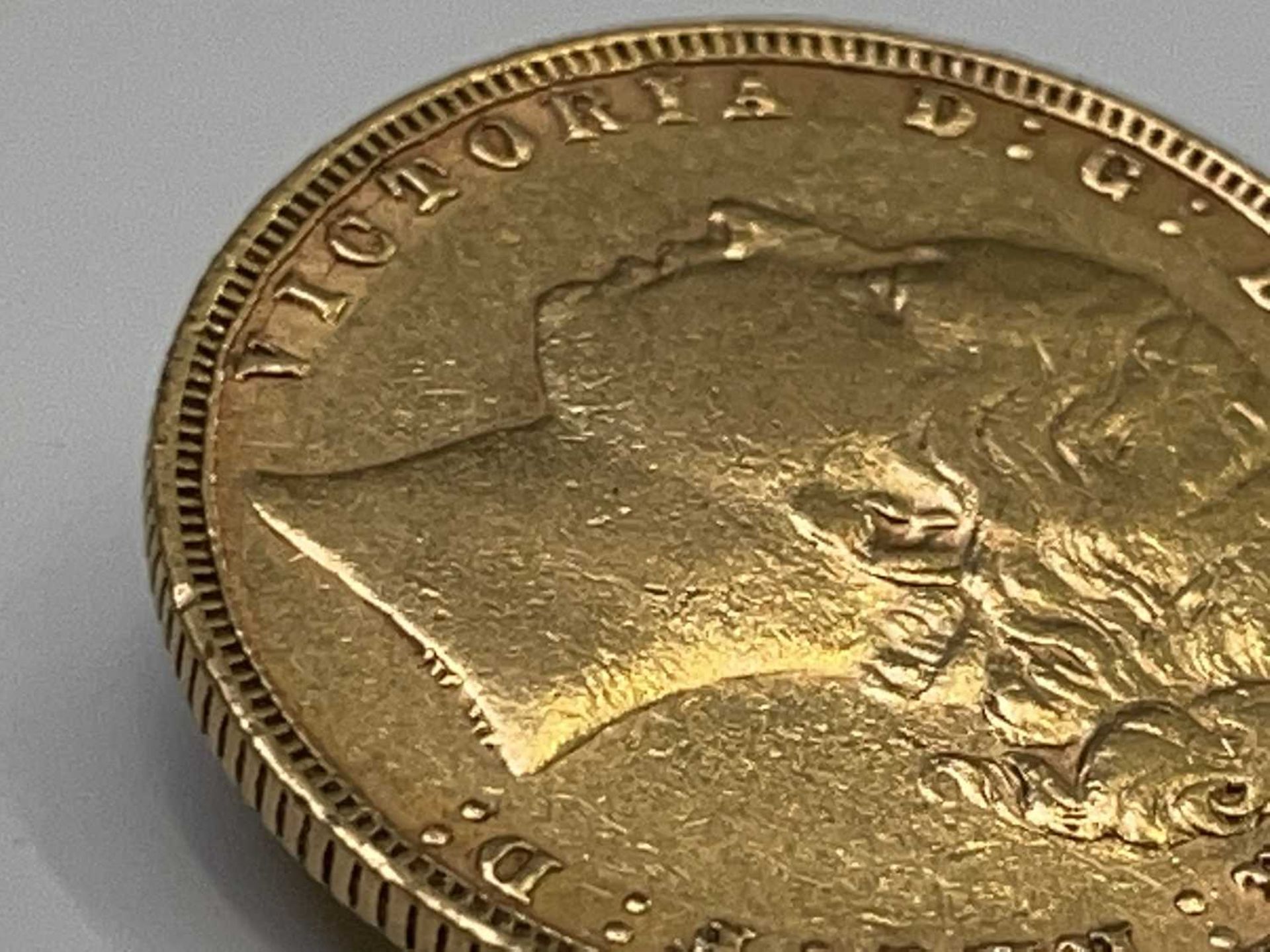 Great Britain Gold Sovereign 1884 George & Dragon Condition: please request a condition report if - Image 3 of 5