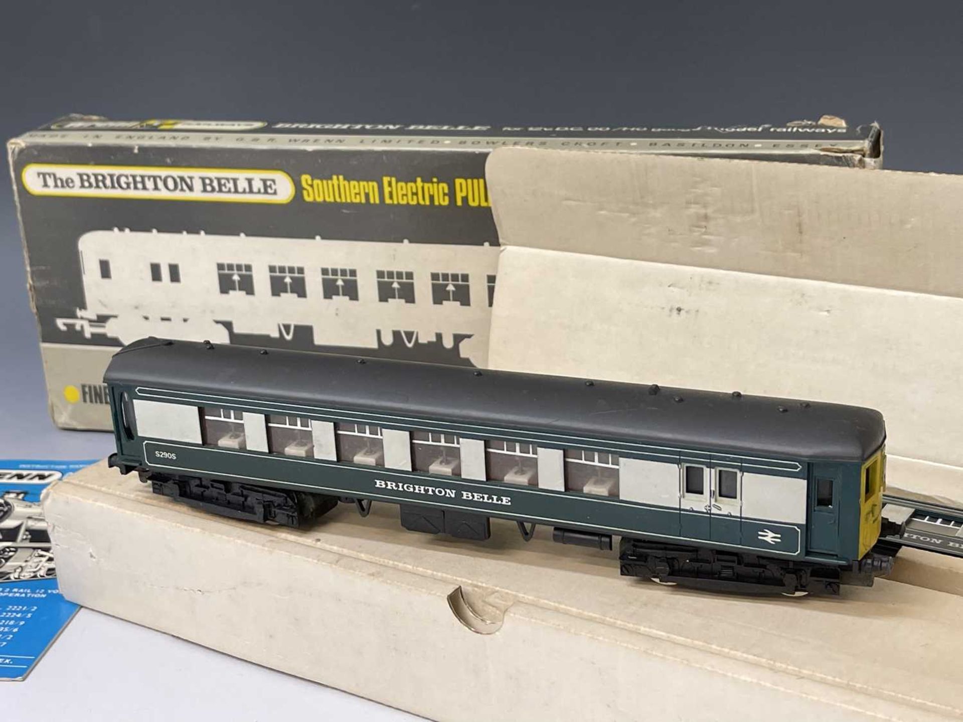 Wrenn 00 Gauge Model Railways. Comprising Final livery (BR blue and grey) 2 car Southern Electric " - Image 4 of 4
