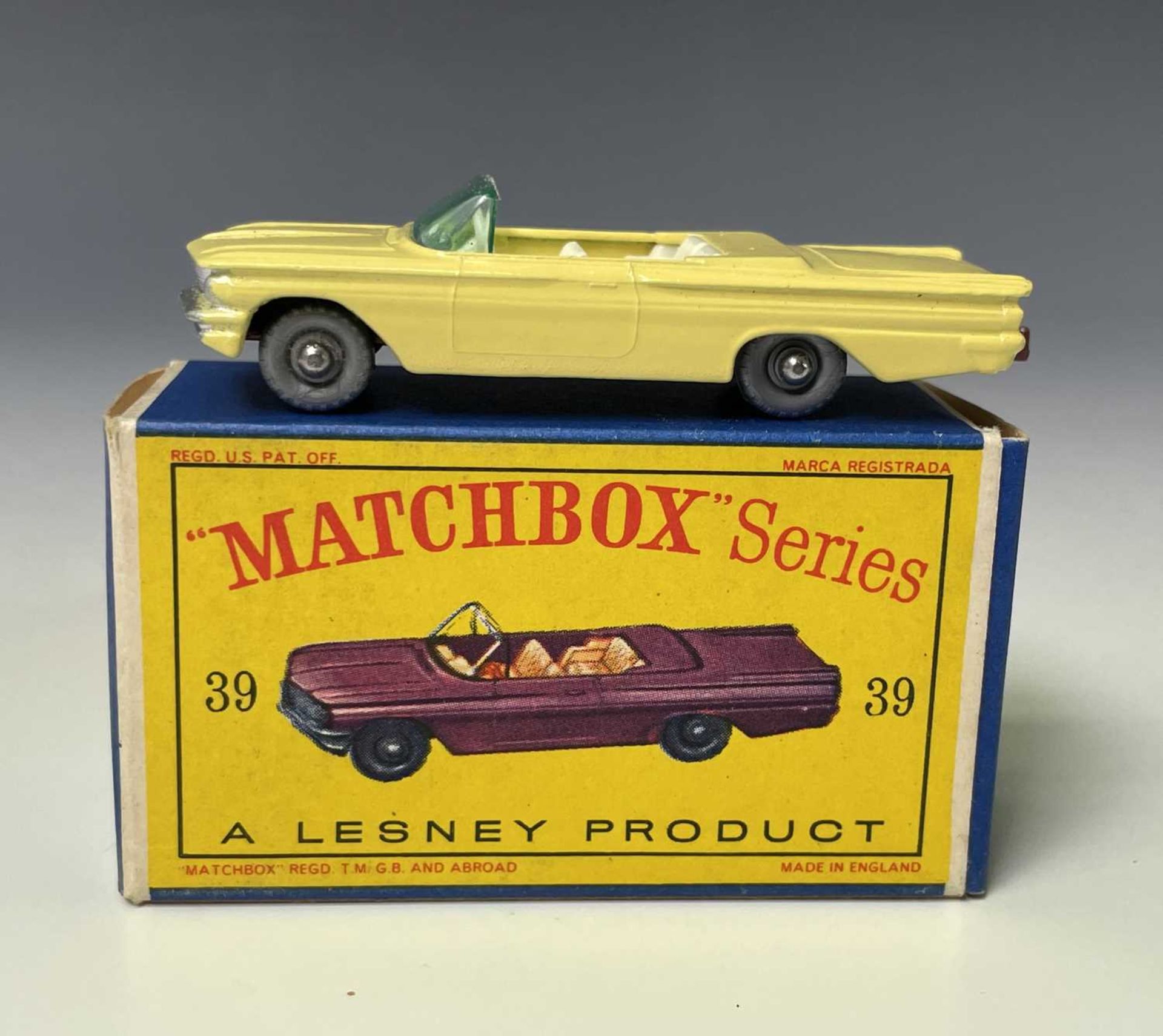 Lesney - Matchbox Toys nos 39 and 57. Pontiac Convertible, lemon body, crimson base, cream - Image 3 of 6