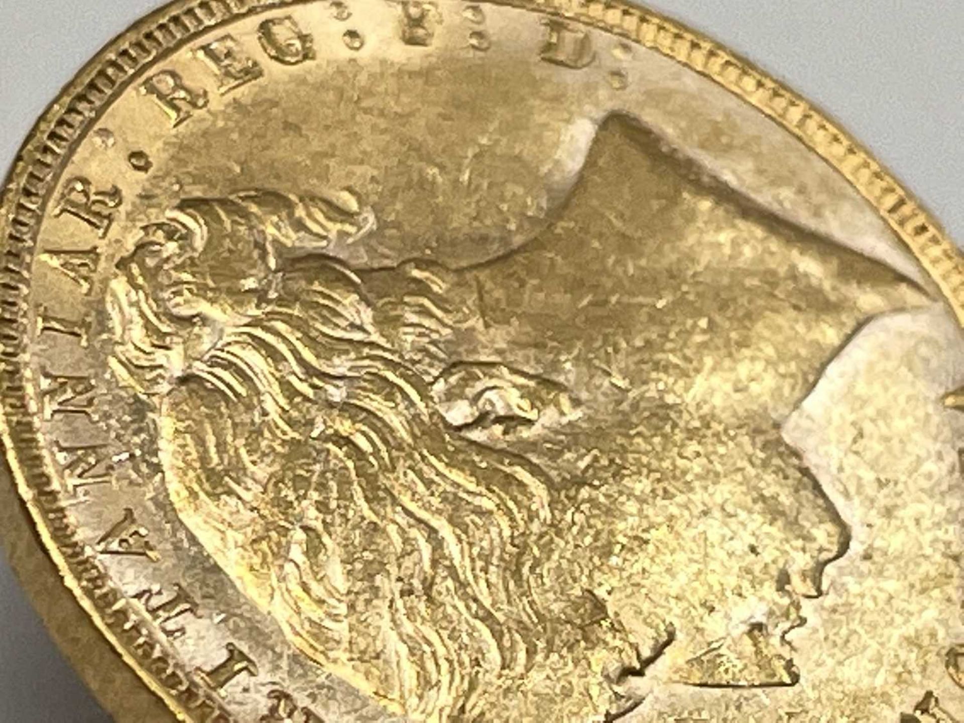 Great Britain Gold Sovereign 1885 EF+ No Sydney or Melbourne mint mark apparent. George & Dragon. - Image 3 of 5