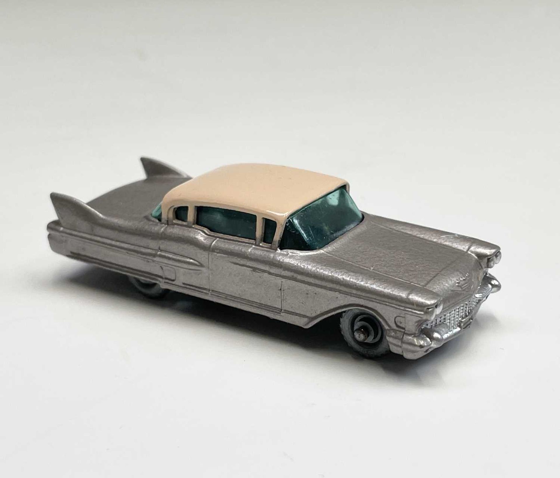 Lesney - Matchbox Toys nos 27 and 75. Cadillac Sedan, metalic lilac body, pink roof, black base, S. - Image 4 of 11