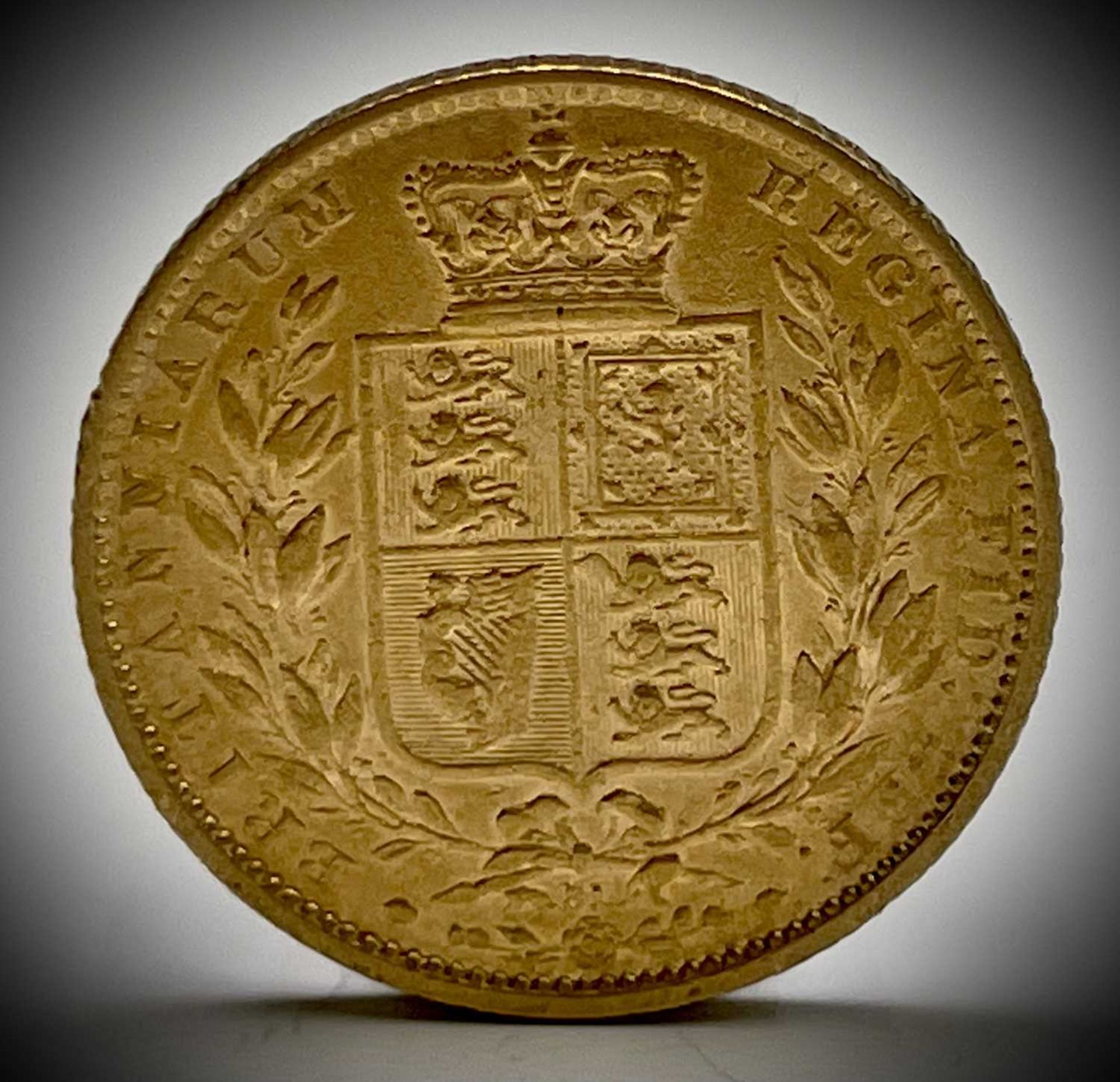 Great Britain Gold Sovereign 1864 Die no.81 Shield Back Condition: please request a condition report