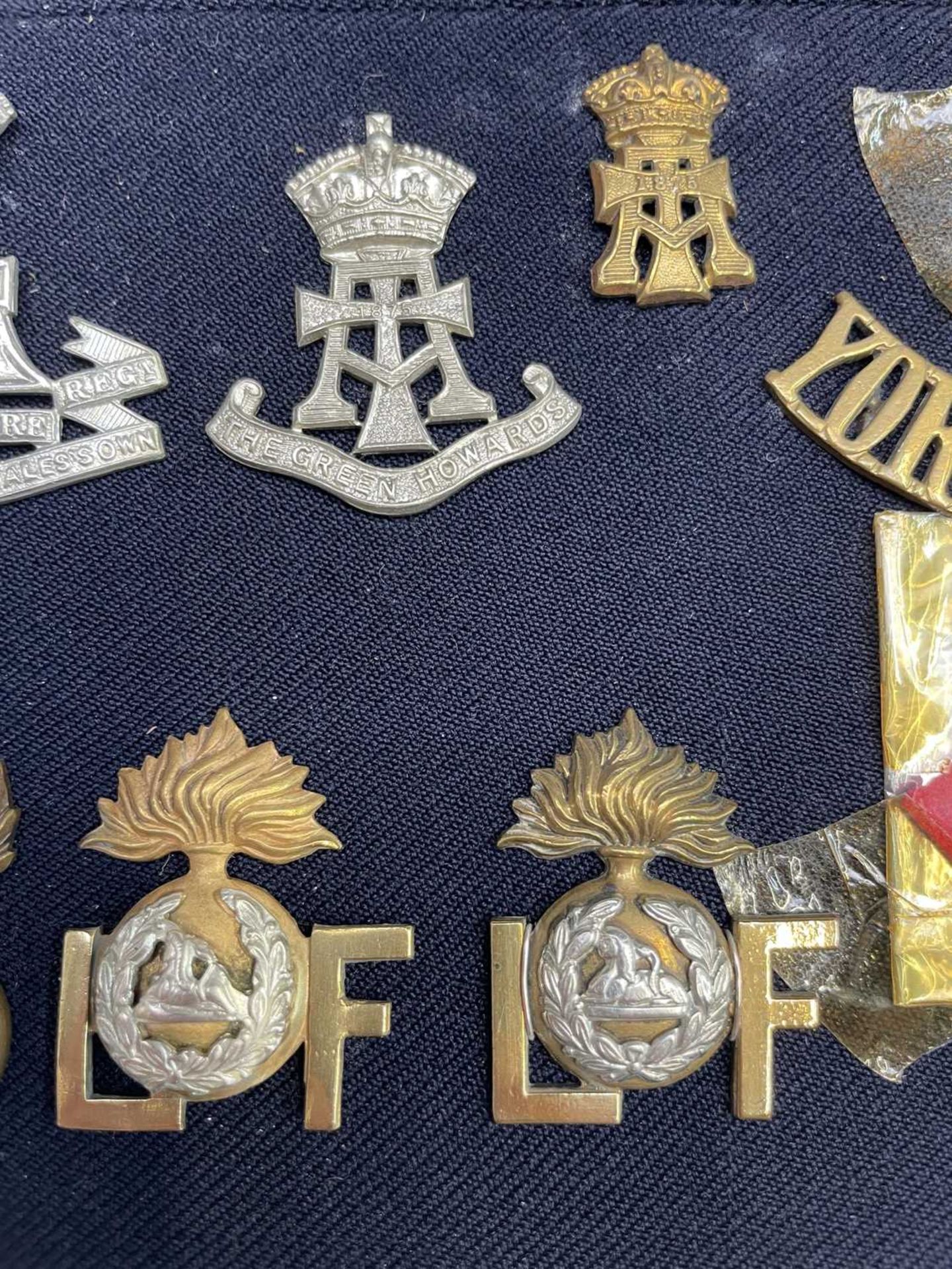 16th - 18th Foot. A display card containing cap badges, collar dogs, shoulder titles and buttons. - Image 4 of 8
