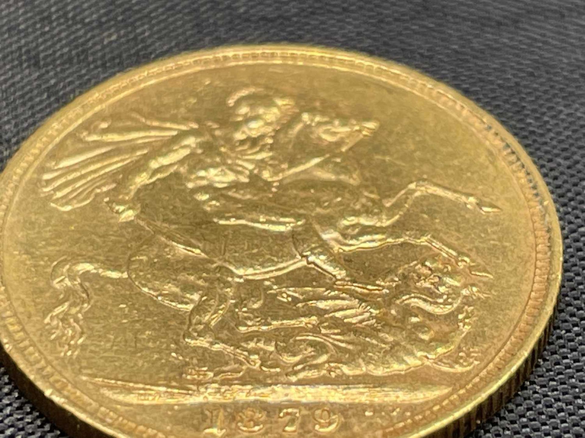 Great Britain Gold Sovereign 1879 George & Dragon Melbourne mint mark. Note: Melbourne mint mark - Image 4 of 5