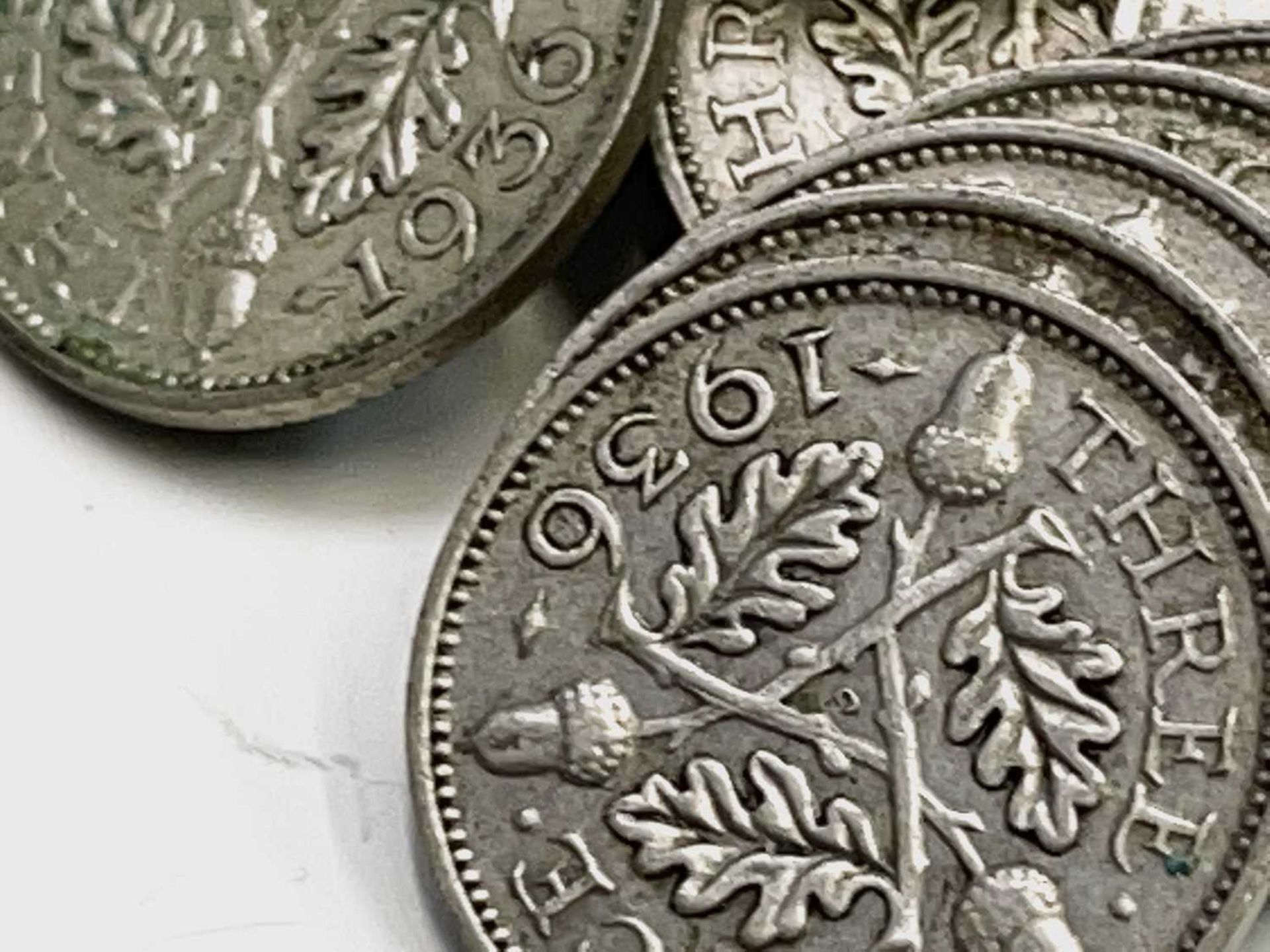 Great Britain Silver 3d King George V Acorn pattern (x 388). Comprising: 1931 (x70), 1932 (x73), - Image 3 of 20