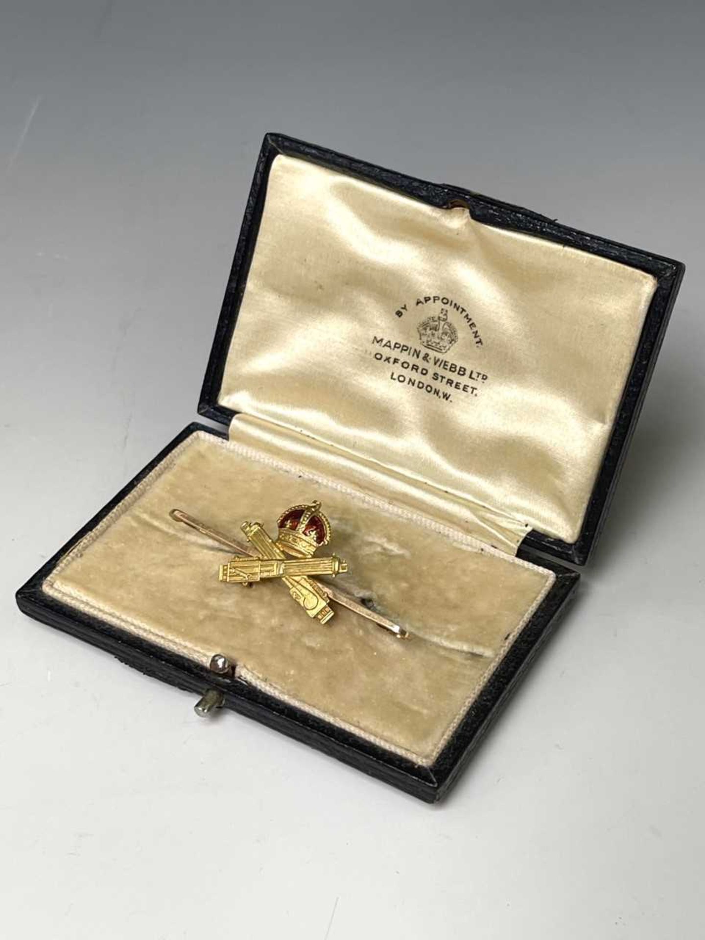 Machine Gun Corps Gold Tie Pin / Sweetheart Type Brooch. A Mappin & Webb cased 15ct gold and