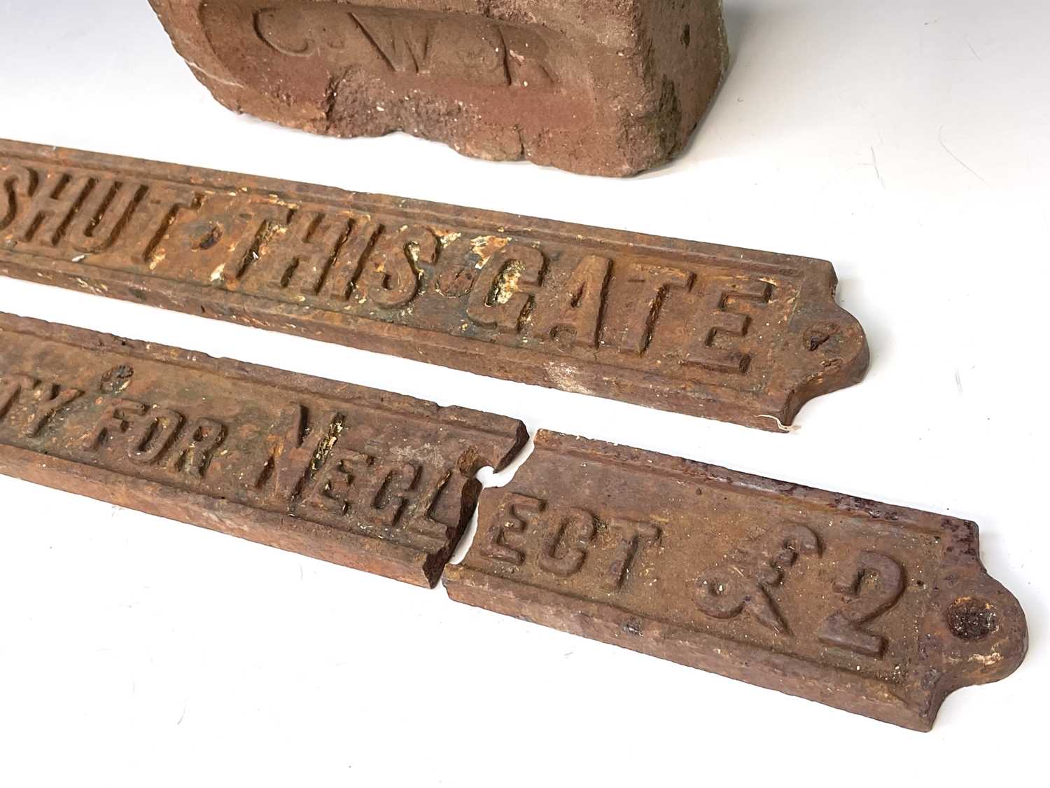 Railways - Railwayana Cast Iron Lineside Signs (x2), Cast Iron Gradient Arm and a GWR Brick. Lot - Image 2 of 5