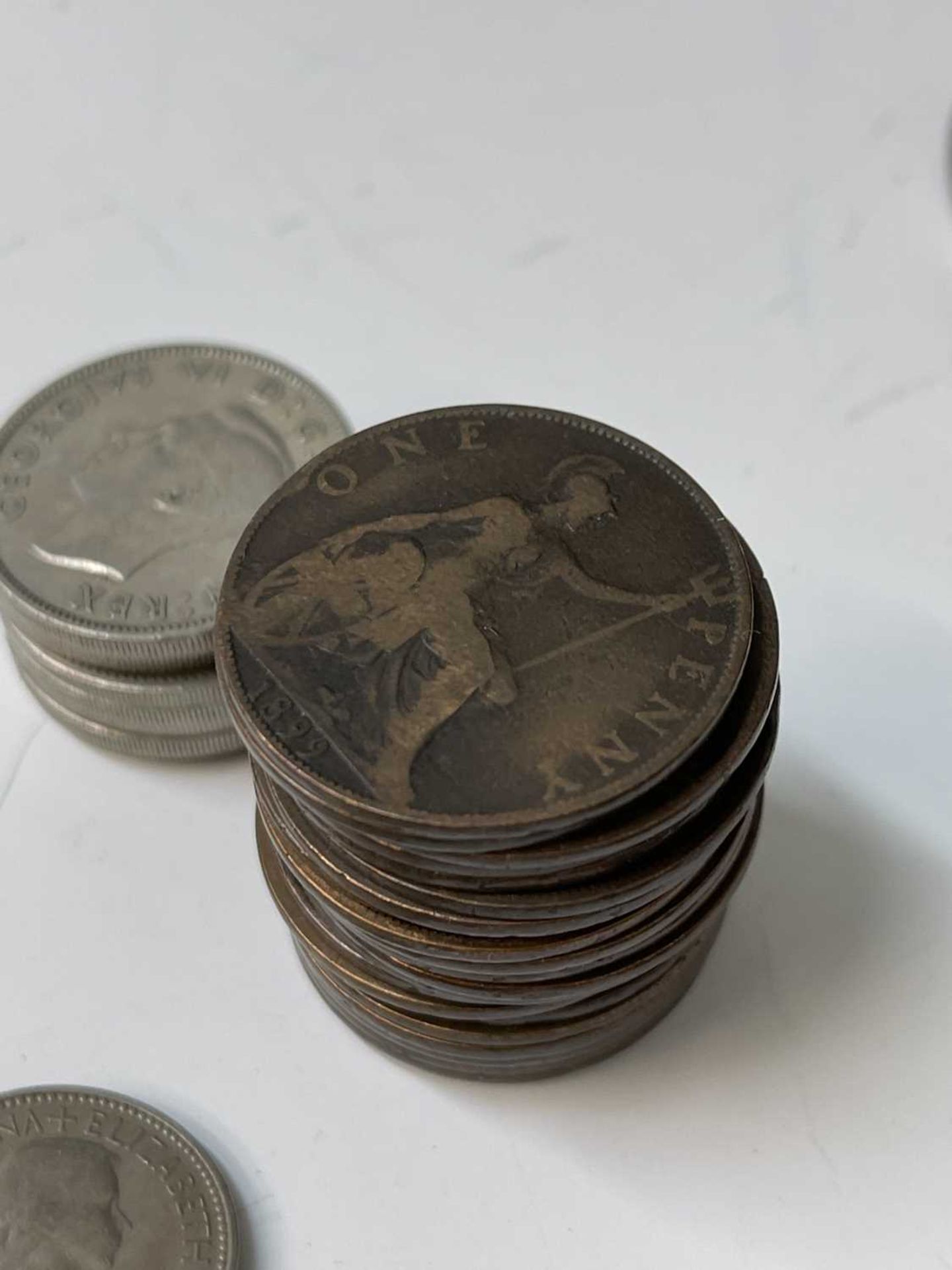 Great Britain pre decimal coinage A box containing a large quantity of all denominations from 1/2d - Image 10 of 12