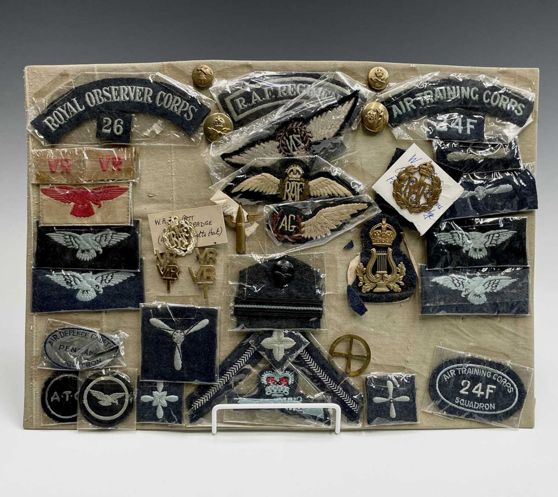 Royal Air Force / Royal Observer Corps / A.T.C etc - 1. A display card containing various cloth