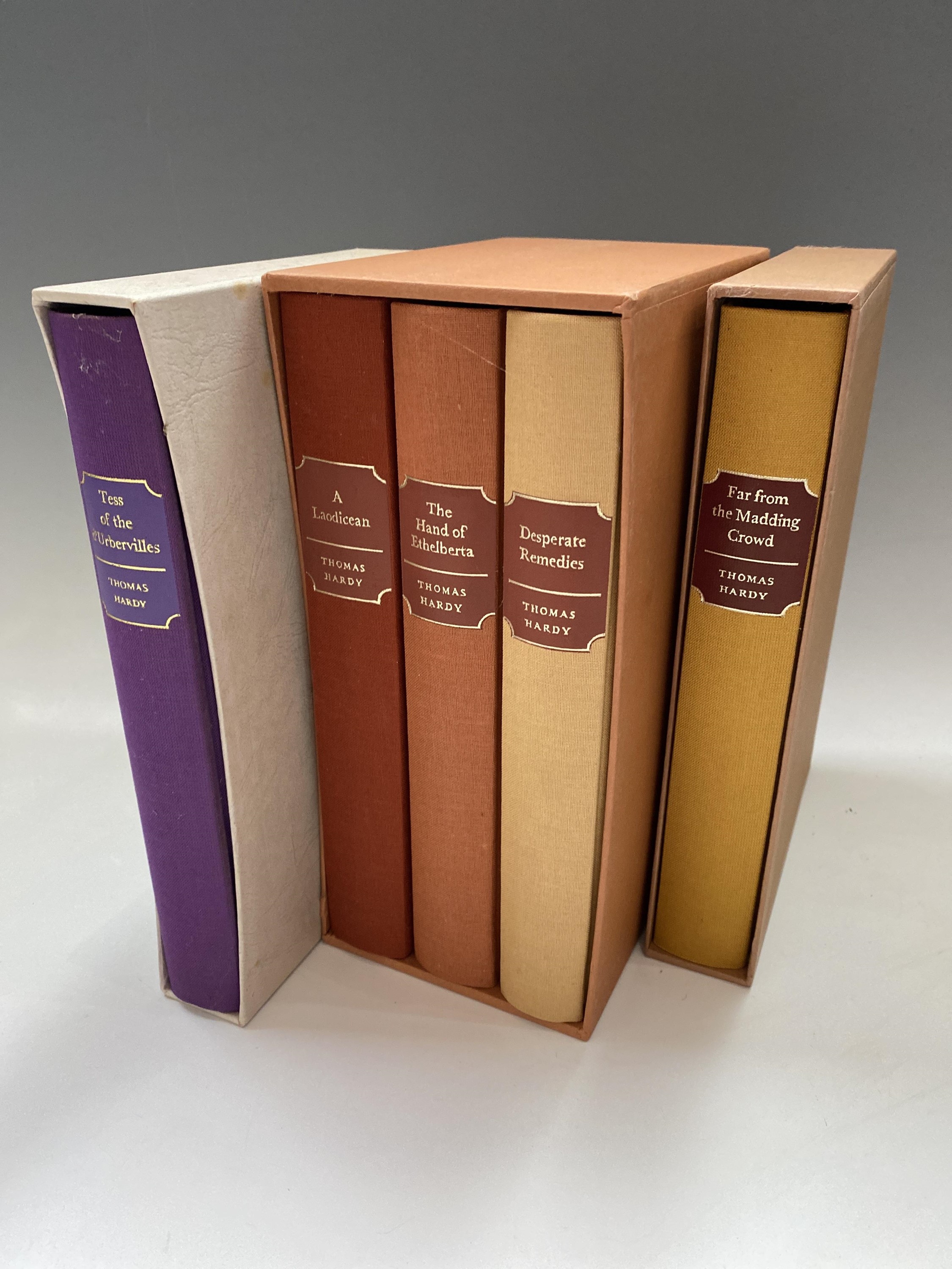FOLIO SOCIETY. Sixteen volumes of Thomas Hardy including Tess d'Urbervilles, The Woodlanders, and - Image 2 of 5