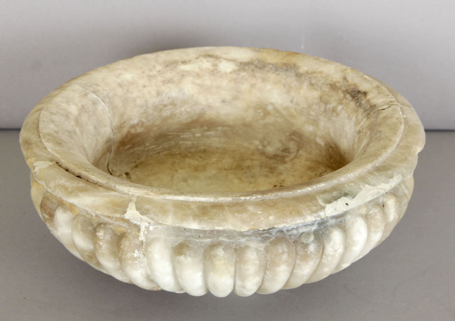 Wandschale aus Alabaster in der Form des Schluss-Steins einer islamischen Kuppel, 18. - 19. Jh.