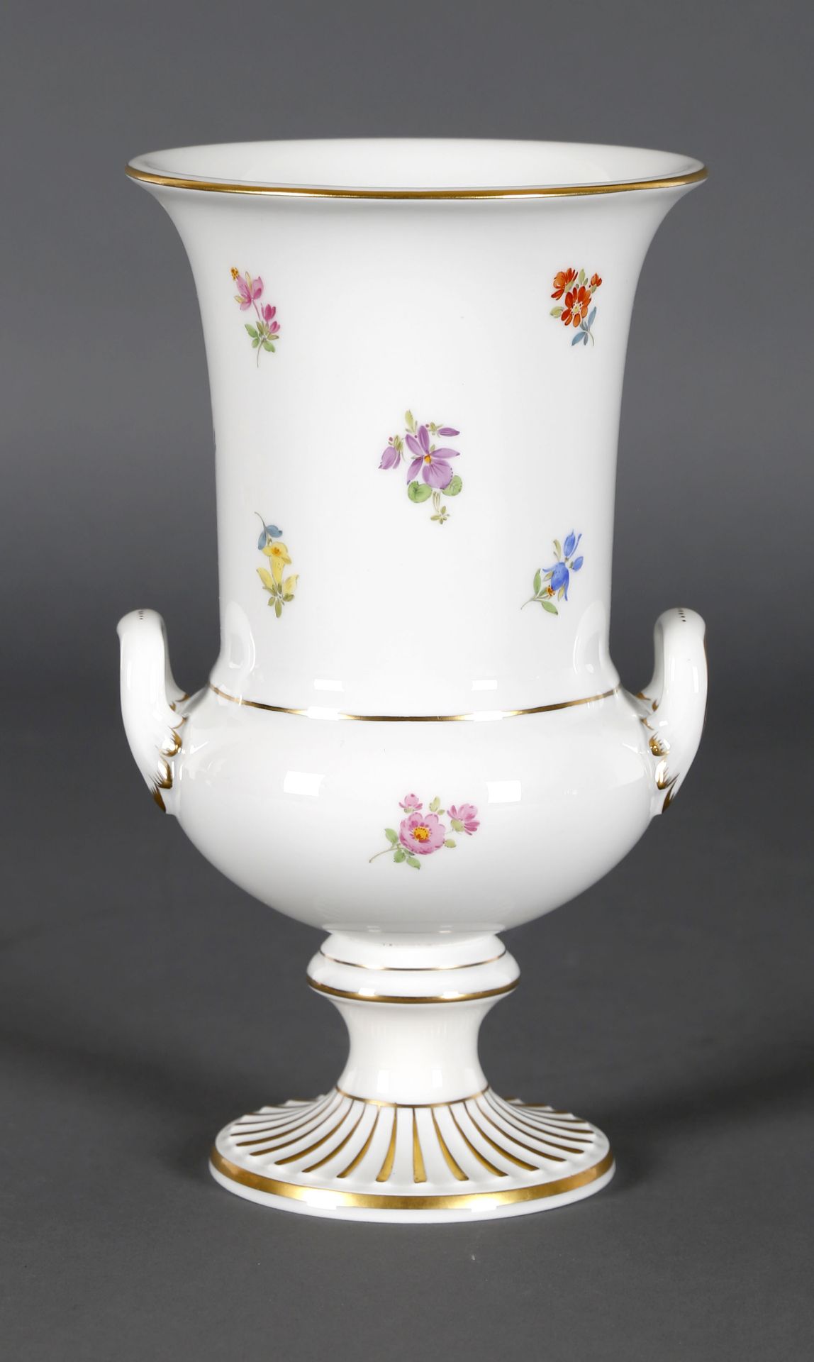 Henkelvase mit Goldrand und Streublumendekor, Porzellan, Meißen, 2. H. 20. Jh.