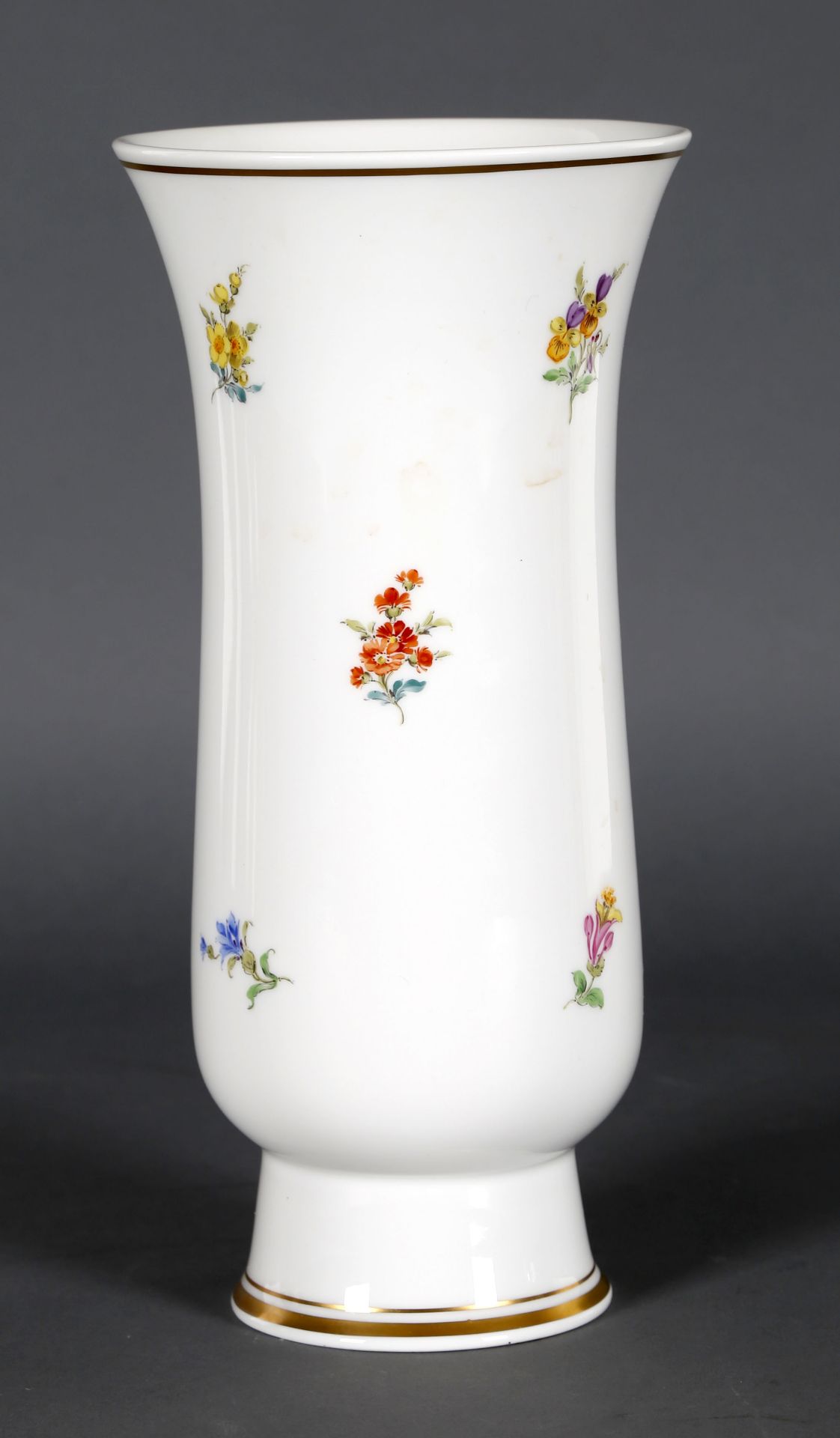 Vase mit Streublumendekor und Goldrand, Porzellan, Meißen, 2. H. 20. Jh.