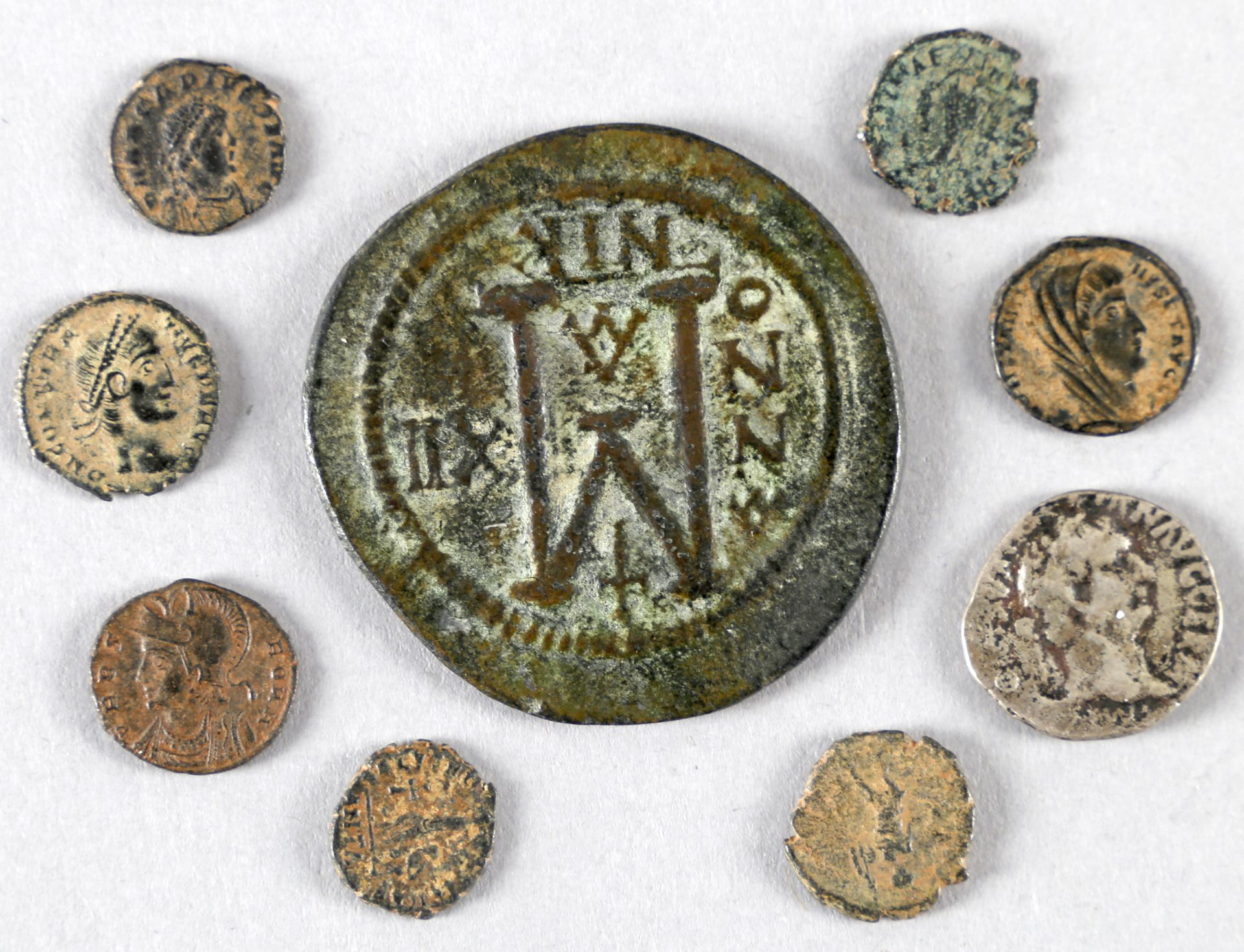 Sieben antike römische Kleinmünzen aus Bronze - Image 2 of 2