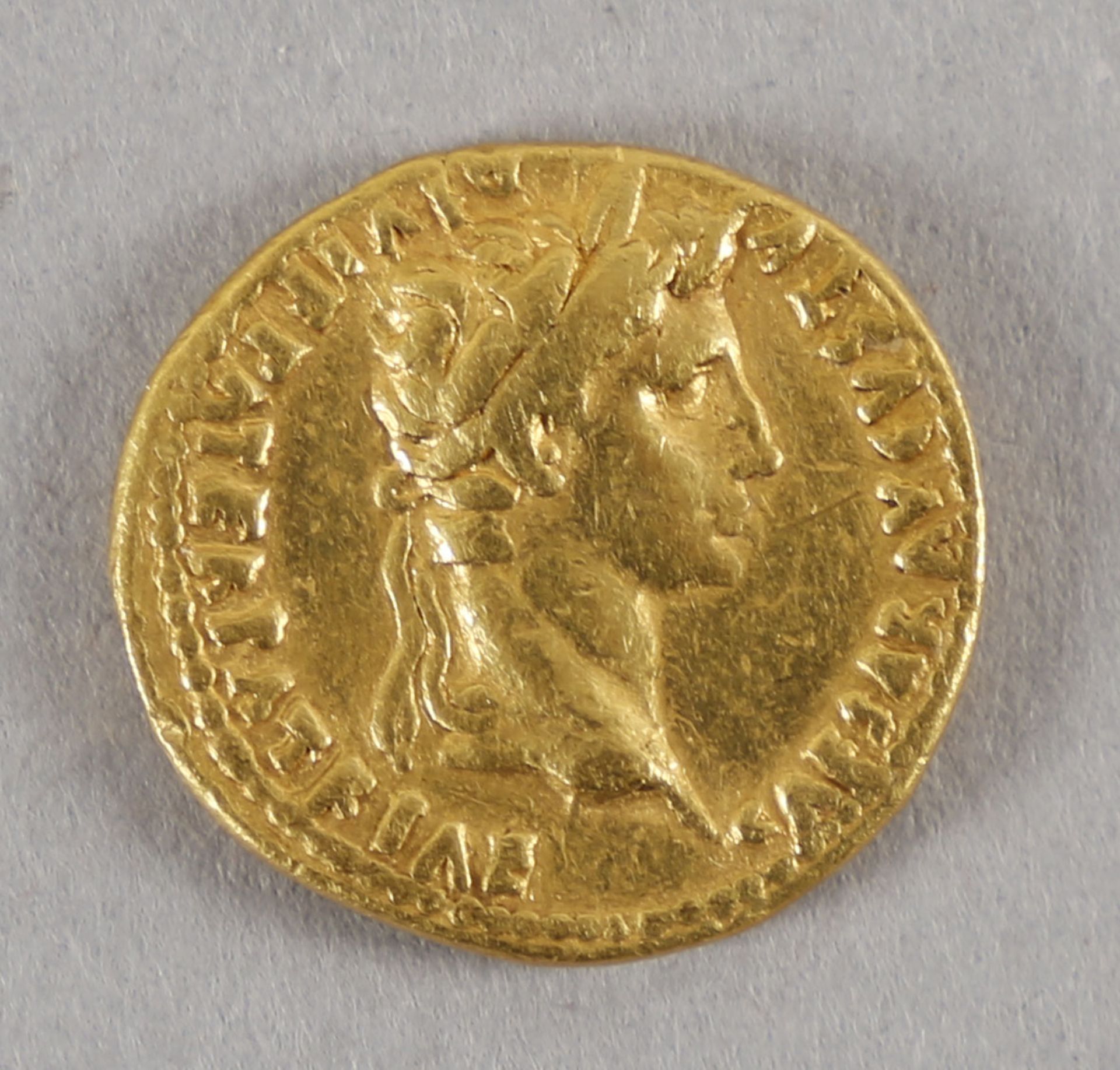 Antike römische Goldmünze (Aureus), Augustus, 2 n. Chr.