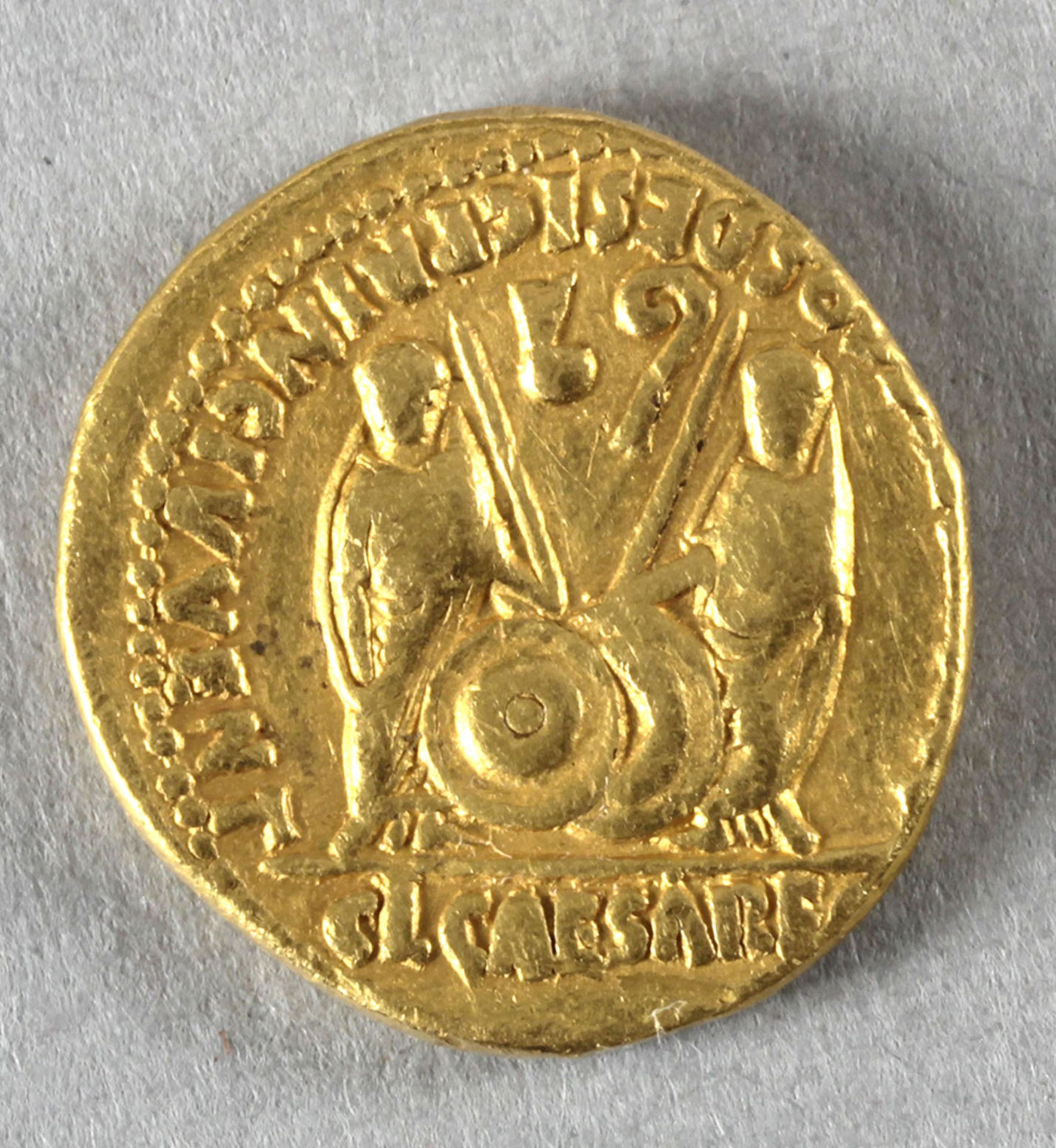 Antike römische Goldmünze (Aureus), Augustus, 2 n. Chr. - Image 2 of 2