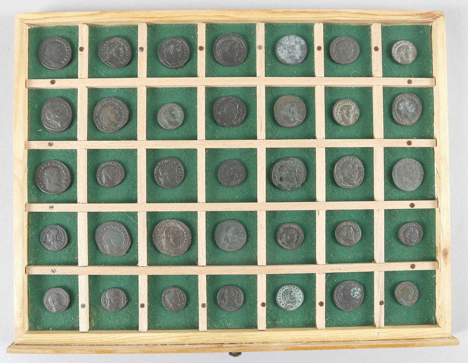 Konvolut 35 antiker römischer Münzen (Kaiserzeit)