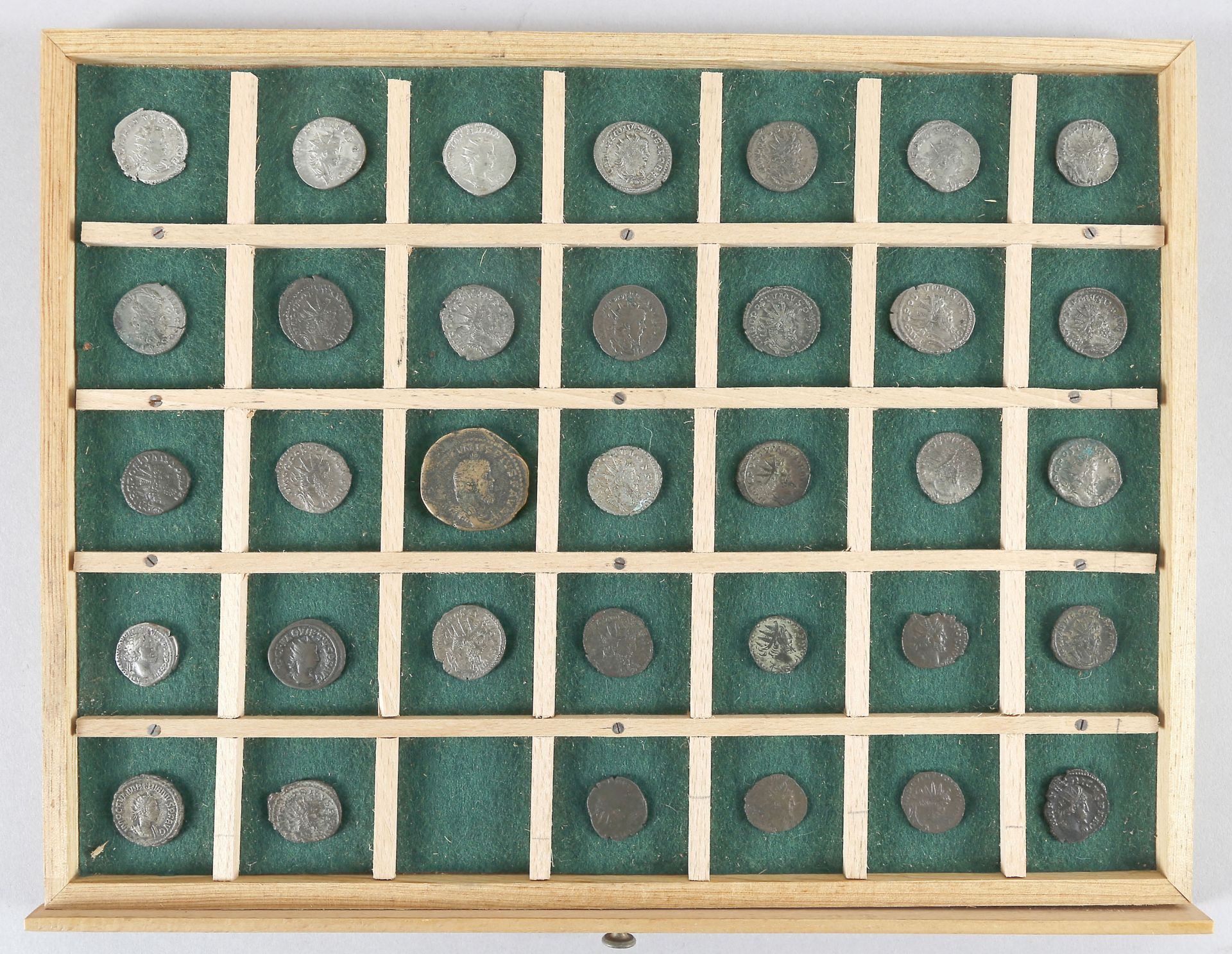 Konvolut 34 antiker römischer Münzen (Kaiserzeit)