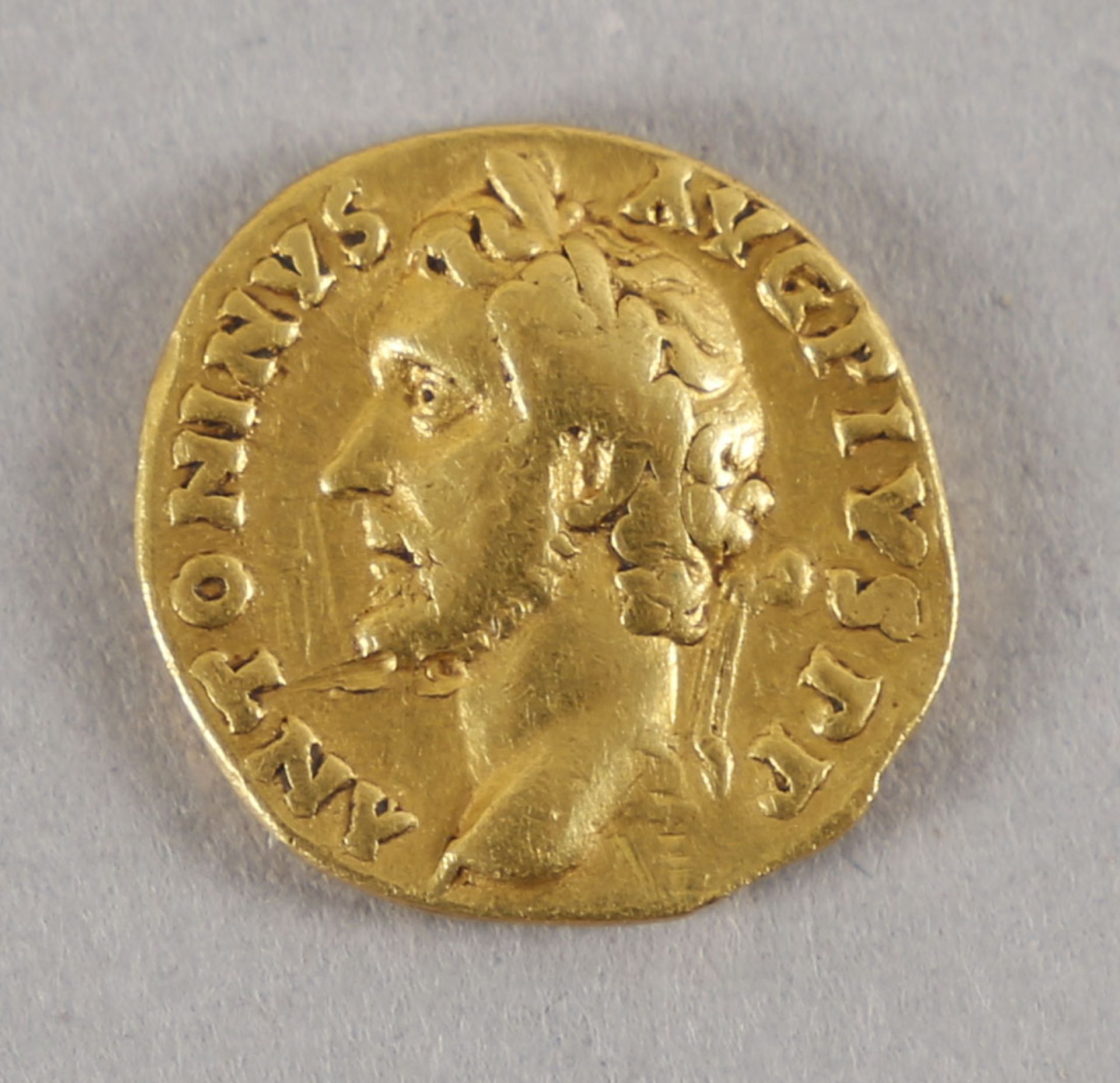 Antike römische Goldmünze (Aureus), Antoninus Pius, 139 n. Chr.