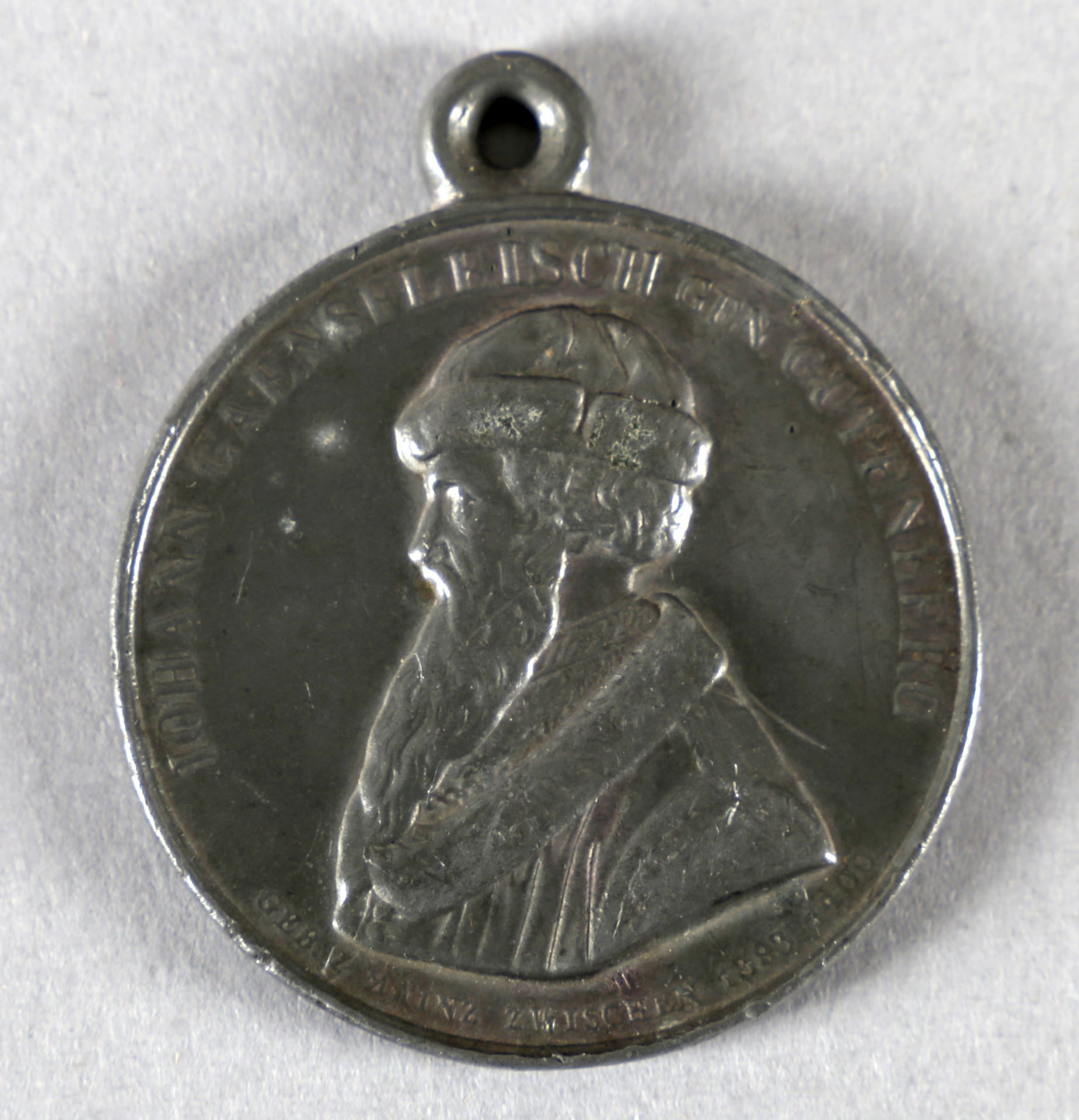 Tragbare Medaille aus Zinn mit angegossener Öse, 19. Jh., Johann Gaensfleisch gen. Gutenberg
