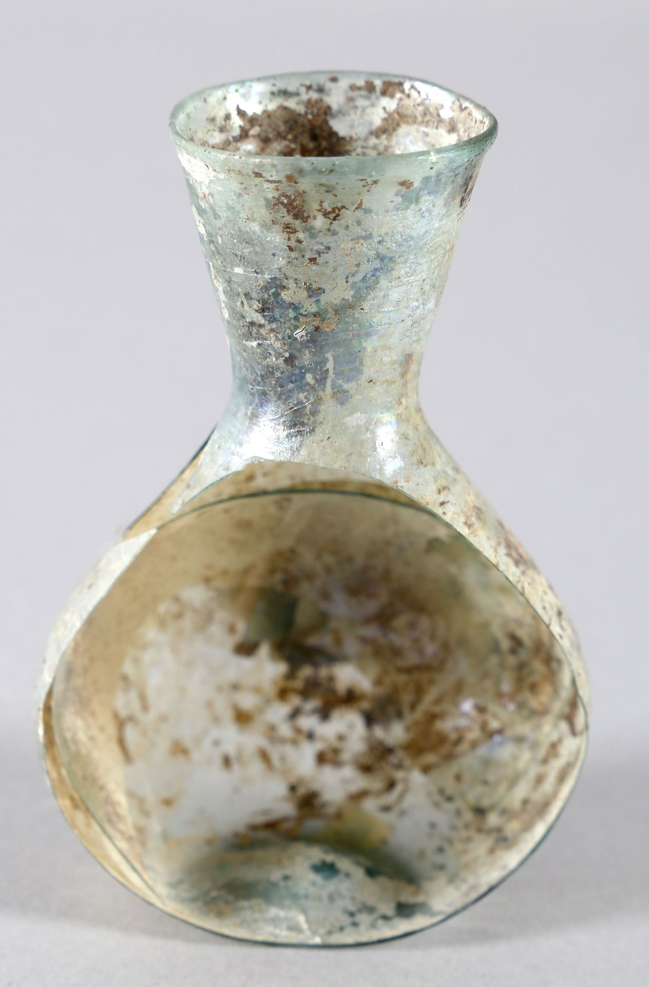 Römisches Glasfläschchen mit schönem türkisfarbenem Schimmer (stark beschädigt, Scherben meistenteil
