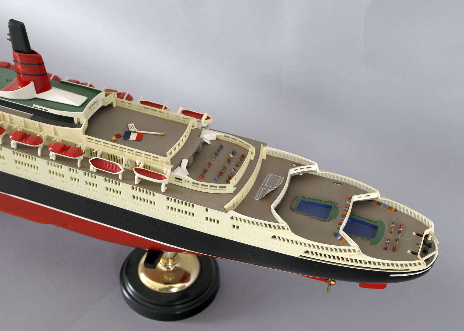 Kunststoffschiffsmodell 'Queen Elisabeth 2', Cunard, Maßstab 1:450 - Bild 2 aus 3