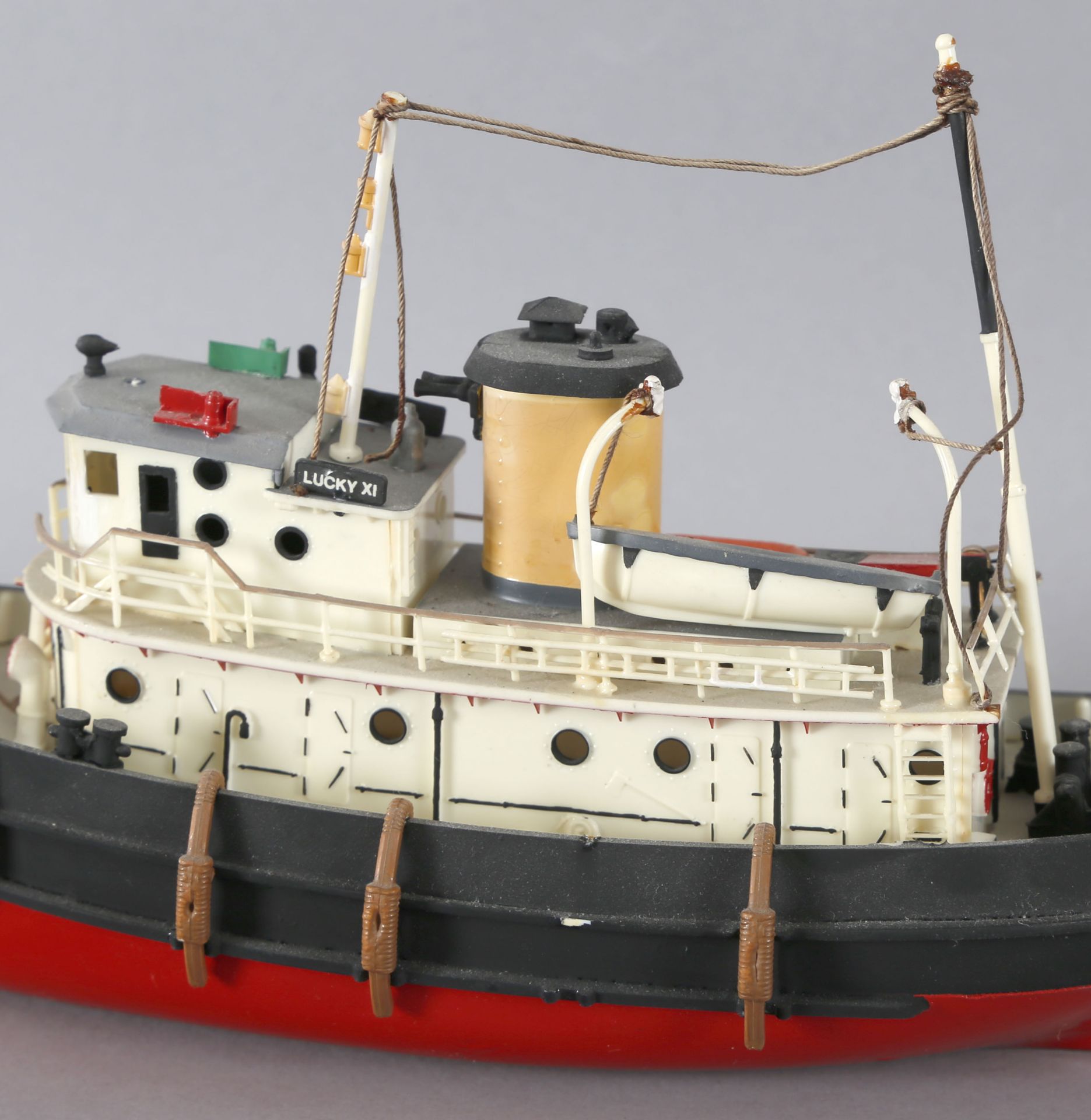 Kunststoffschiffsmodell Hafenschlepper 'Lucky XI' - Bild 2 aus 3
