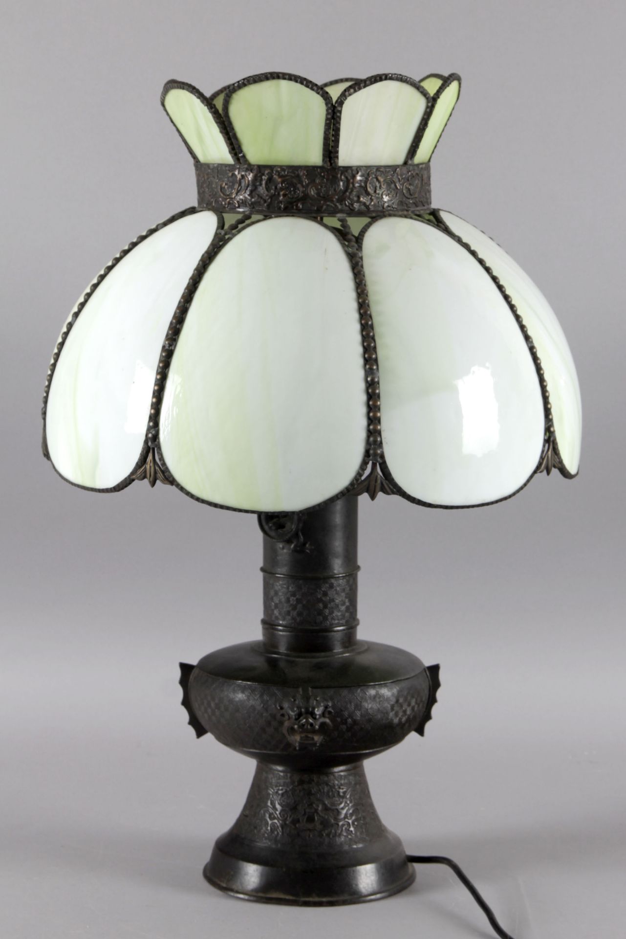 Chinesische Tischlampe mit achtteiligem Schirm aus grünlichem Opalglas und schwarz patiniertem Bronz
