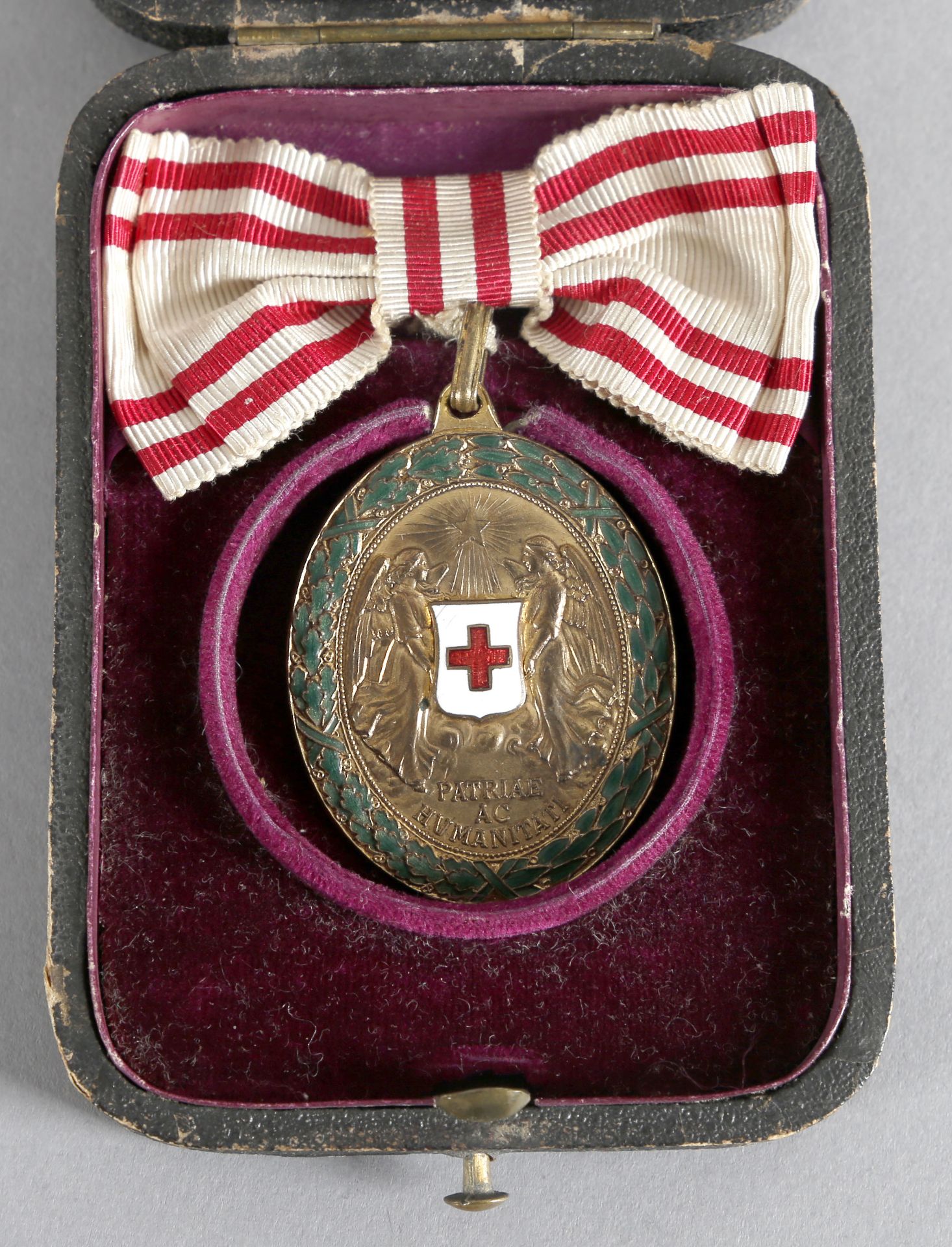 Bronzene Ehrenmedaille für Verdienste um das Rote Kreuz und Amtliches Unterrichtsbuch über Erste Hil