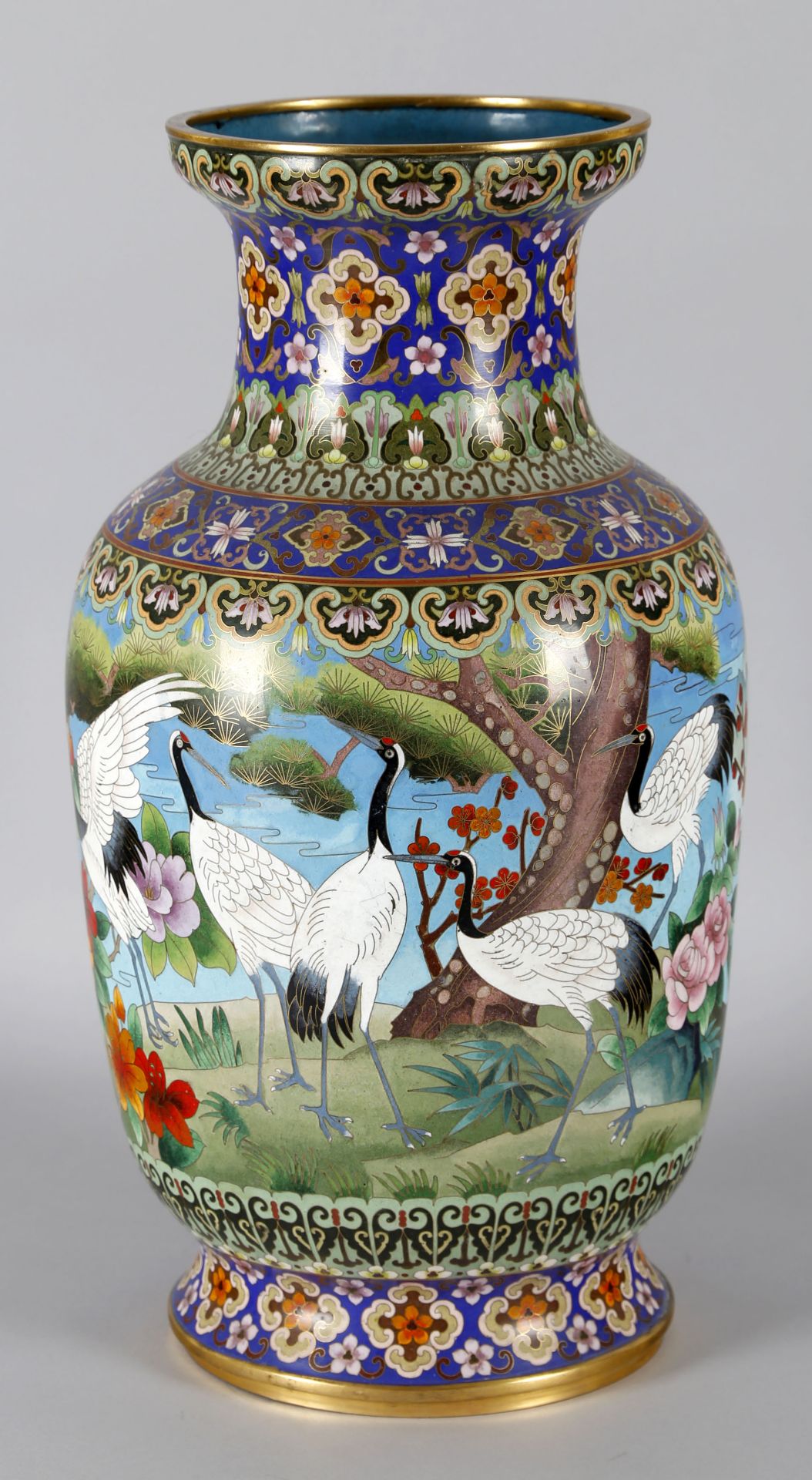 Große Cloisonné-Vase mit Kranichen in Wasserlandschaft, China, 2. Hälfte 20. Jh.