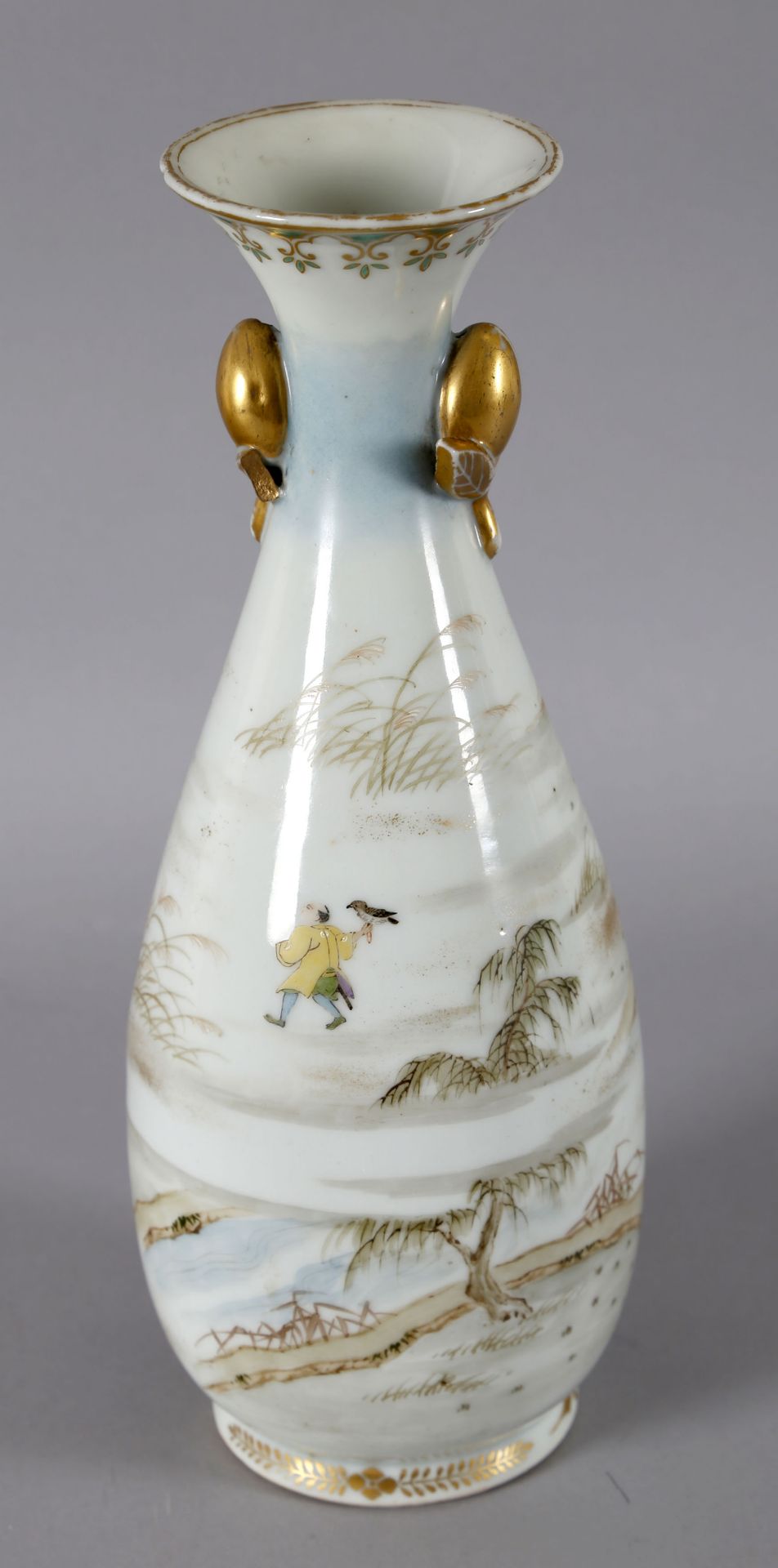 Vase mit Falkner und Entenjäger, wohl Japan, 19. Jh. - Image 2 of 2