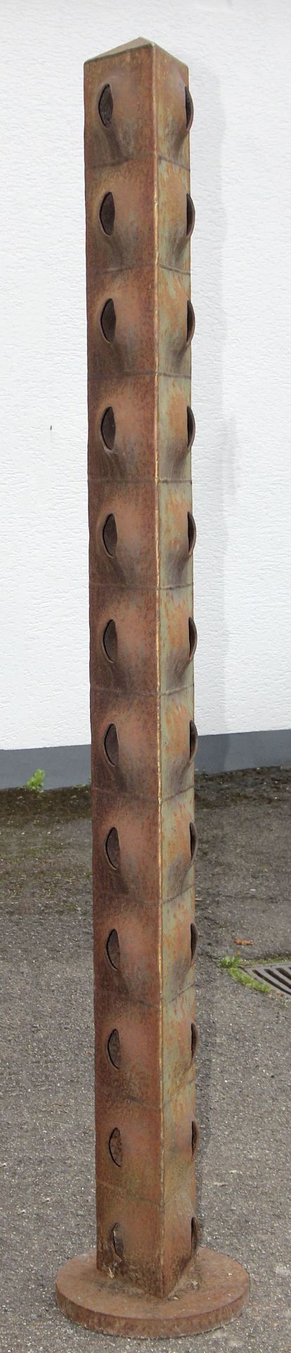 Dreieckige Stele aus Eisen