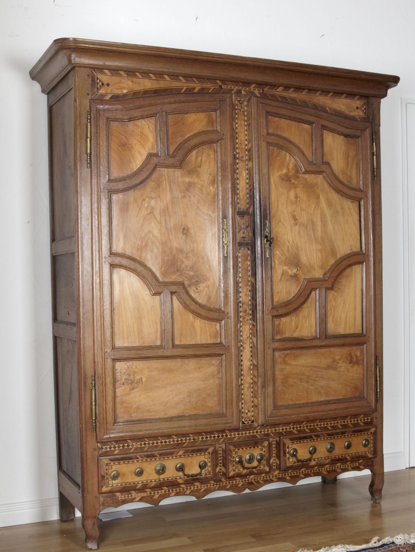 Schrank mit Intarsien, Bliesgau, Lothringen, um 1820-30 - Image 2 of 2