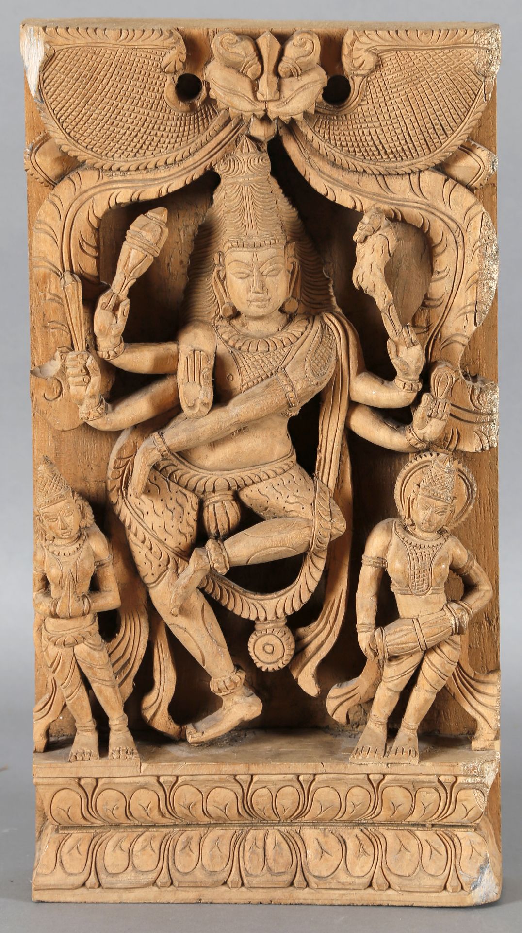 Indische Schnitzerei, 20. Jh., Relief der tanzenden Lakshmi in Begleitung zweier Assistenzfiguren