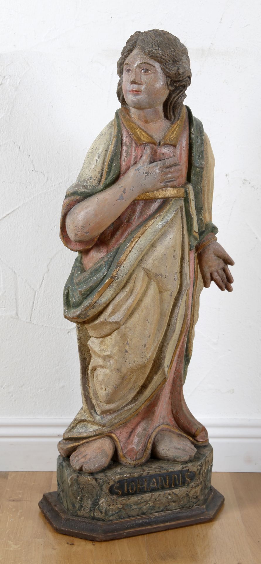 Apostel Johannes, farbig gefasste Skulptur aus grauem Sandstein, Saarland/Lothringen. 2. H. 18. Jh.