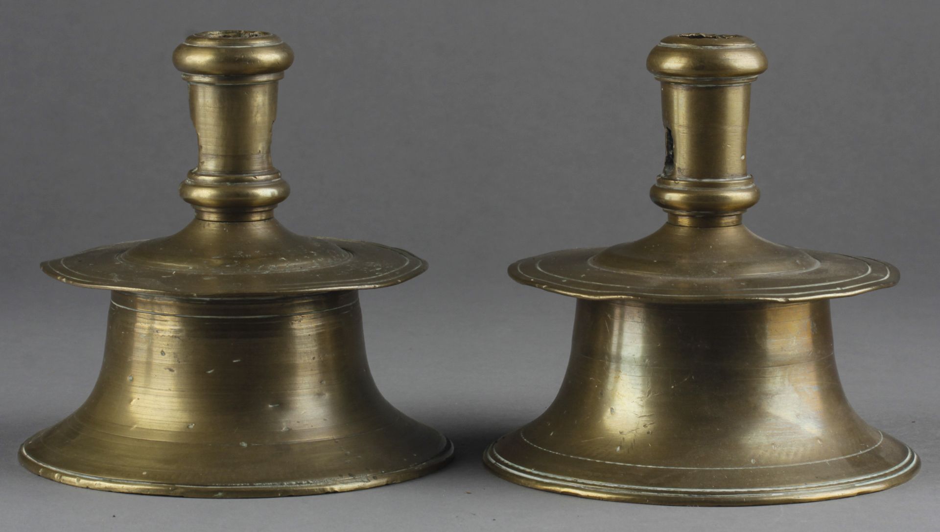 Paar Renaissance-Glockenfußleuchter, wohl flämisch, Mitte 16.Jh.