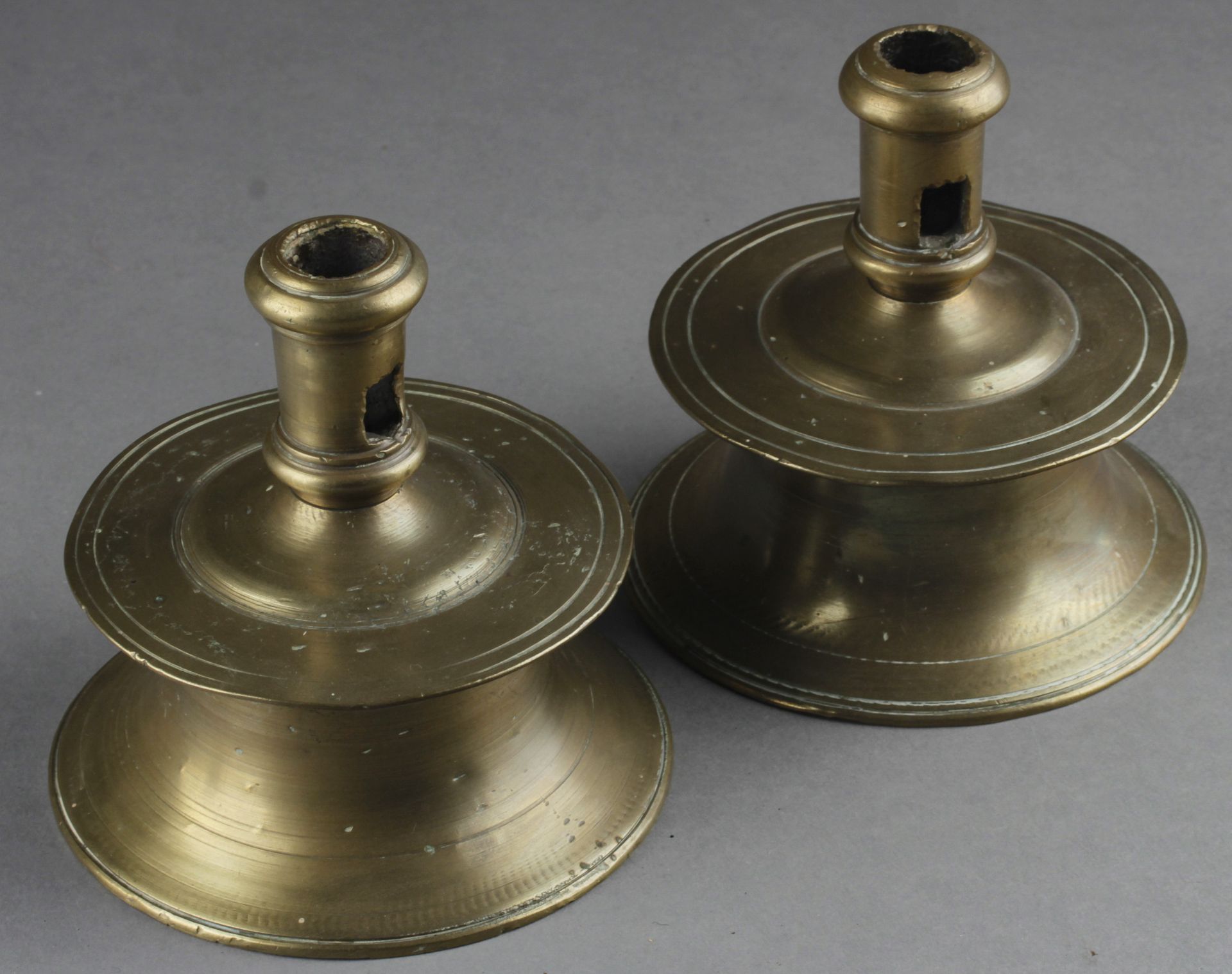 Paar Renaissance-Glockenfußleuchter, wohl flämisch, Mitte 16.Jh. - Bild 2 aus 2