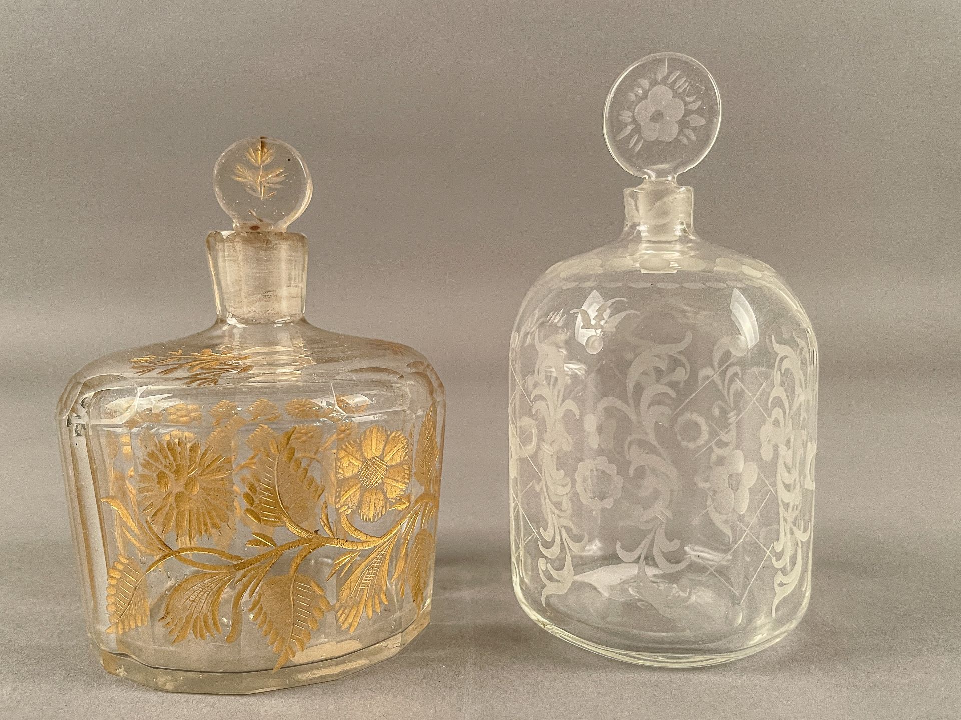 Zwei Biedermeier Glas-Flakons, wohl Böhmen, um 1830