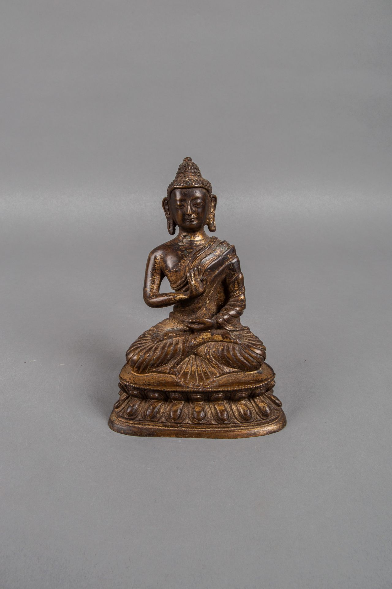 Buddha im Lotossitz mit Abhaya-Mudra-Geste (Ermutigungsgeste), wohl Nepal, 20. Jh.