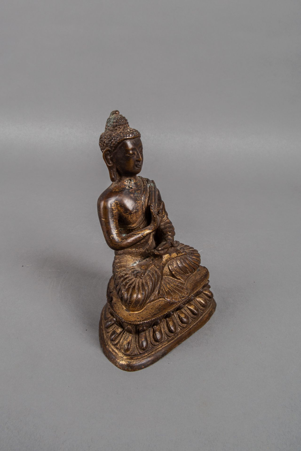 Buddha im Lotossitz mit Abhaya-Mudra-Geste (Ermutigungsgeste), wohl Nepal, 20. Jh. - Bild 4 aus 4