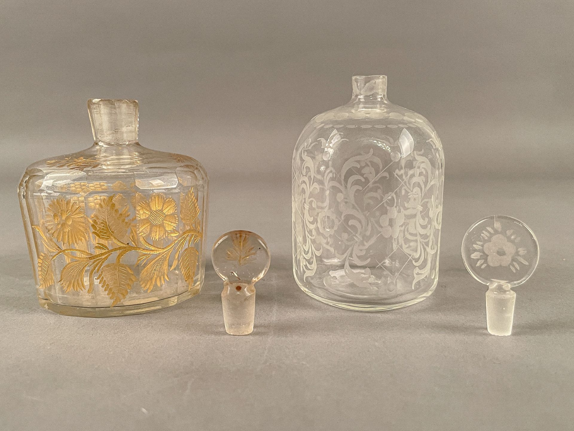 Zwei Biedermeier Glas-Flakons, wohl Böhmen, um 1830 - Image 2 of 2