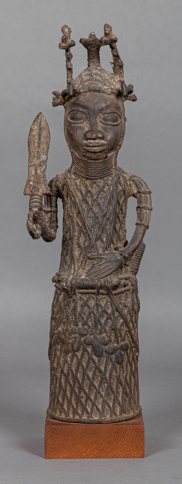 Stehender Bewaffneter als Wächterfigur, Nigeria (Benin), Mitte 20. Jh.