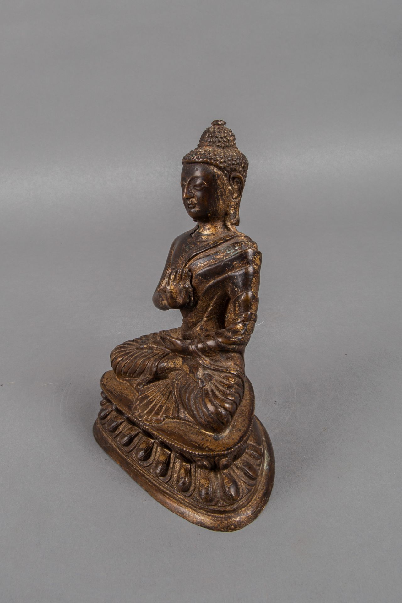 Buddha im Lotossitz mit Abhaya-Mudra-Geste (Ermutigungsgeste), wohl Nepal, 20. Jh. - Bild 3 aus 4