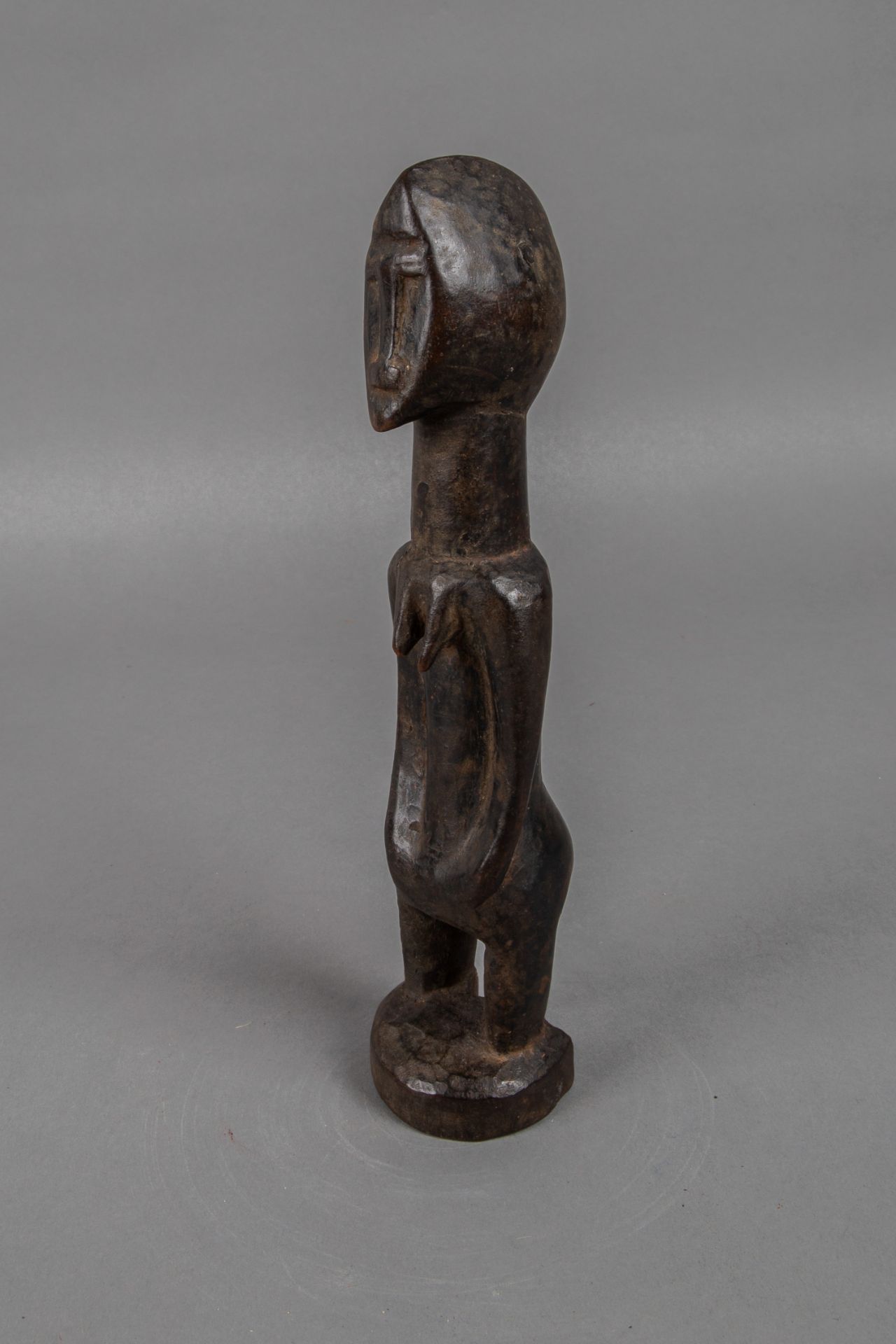 Stehende weibliche Figur, Holz. Dogon, Mali. - Bild 3 aus 4