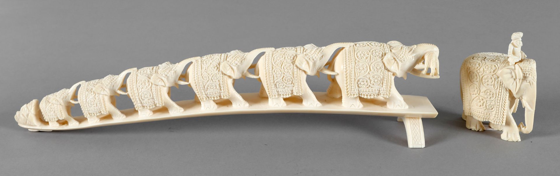 Zug von festlich geschmückten Elefanten, Elfenbein beschnitzt, China, Mitte 20. Jh. - Bild 2 aus 2