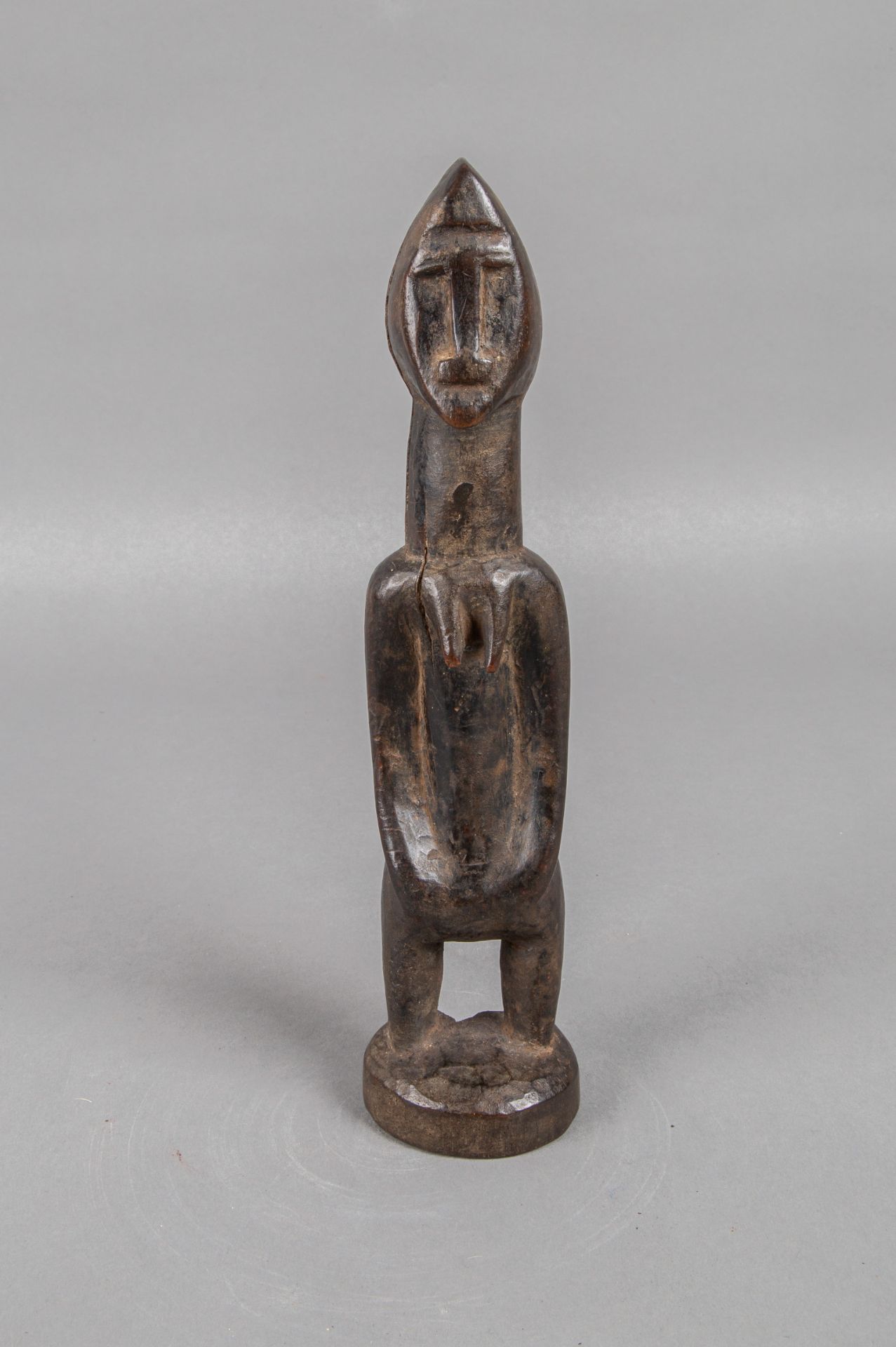 Stehende weibliche Figur, Holz. Dogon, Mali.