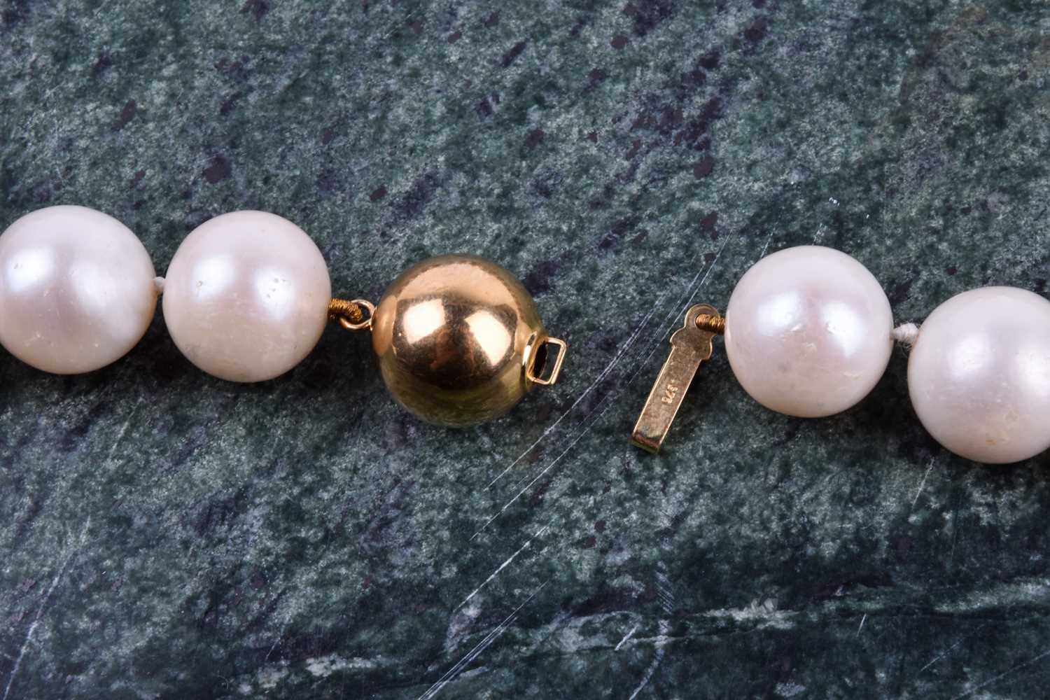 A freshwater pearl necklace, comprised of round white freshwater pearls, approximately 12-14 mm - Image 2 of 2