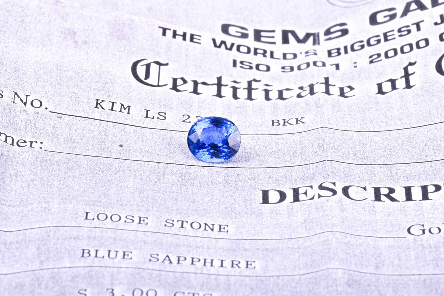 An unmounted oval sapphire, estimated to be approximately 3cts and believed to be of Thai origin. - Image 4 of 7